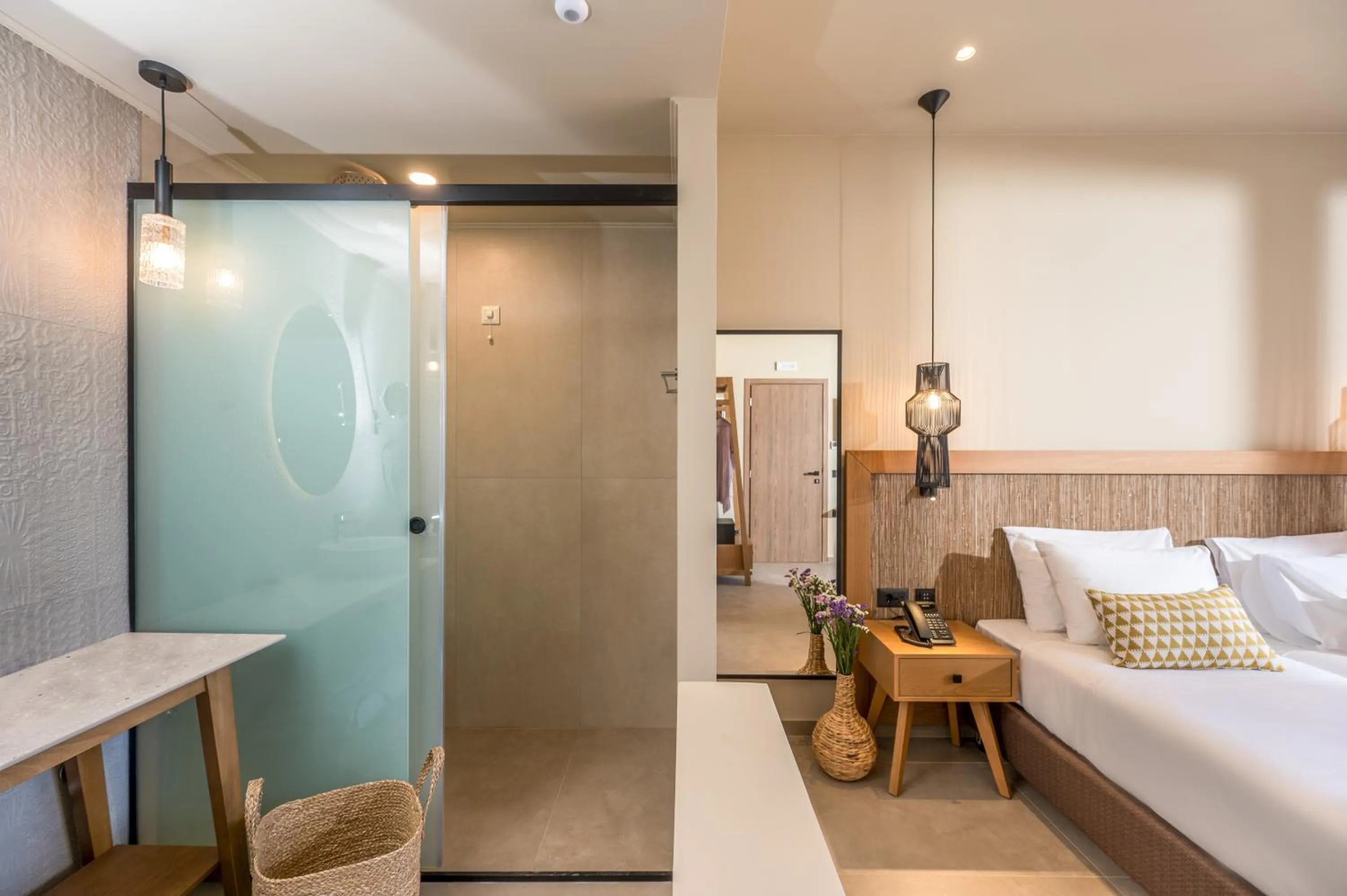 Shower, Bed in Hotel Pyriá