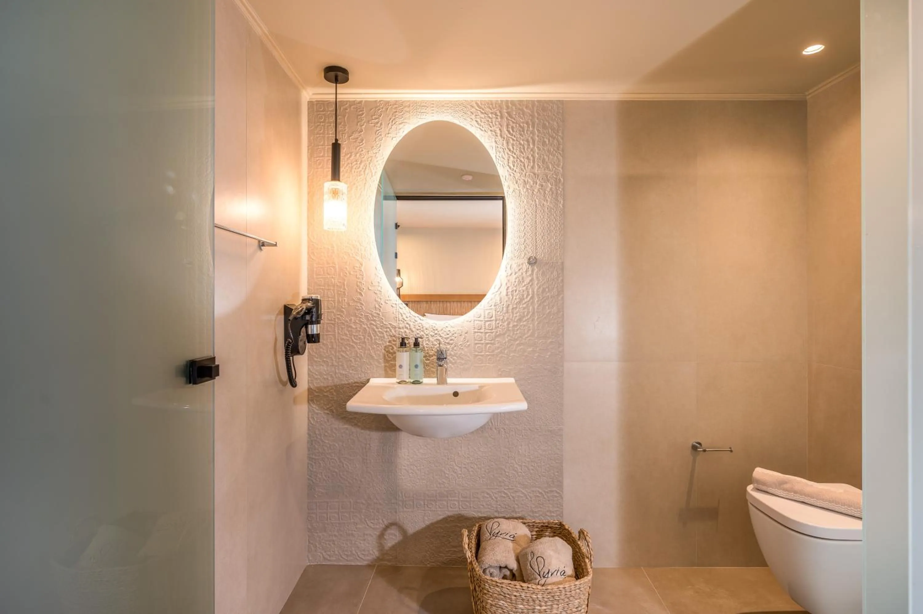 Toilet in Hotel Pyriá