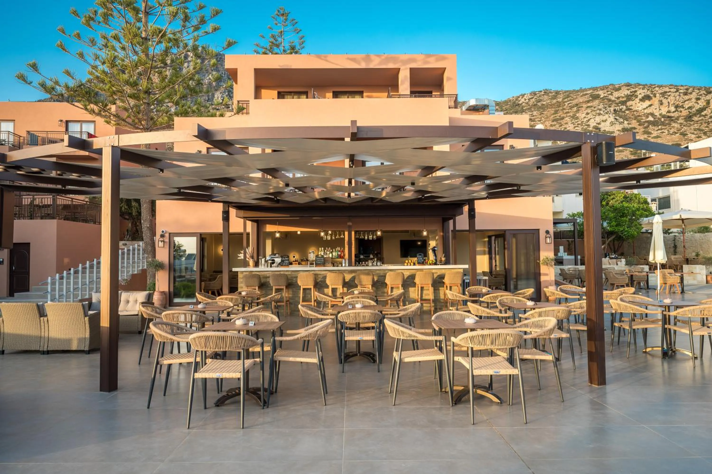 Restaurant/places to eat in Hotel Pyriá