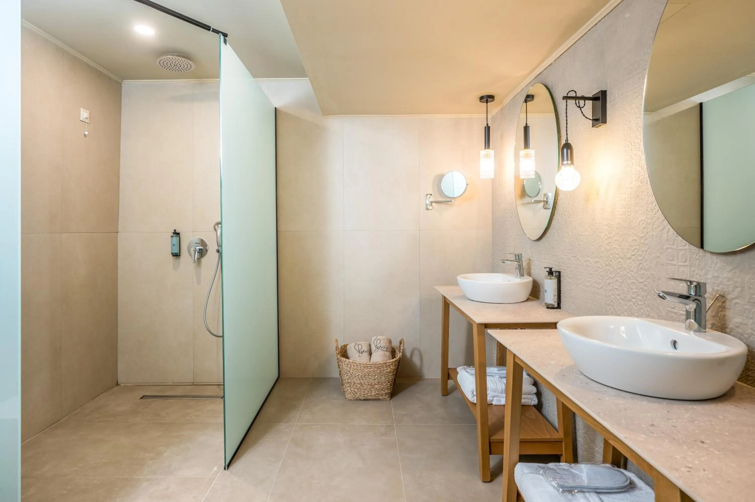 Shower in Hotel Pyriá