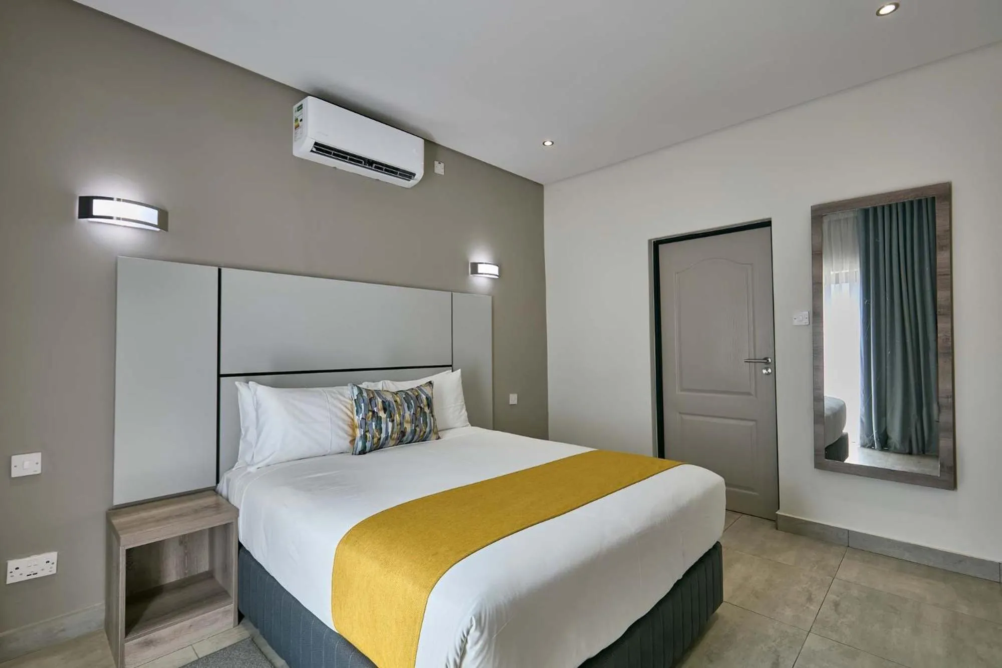 Photo of the whole room, Bed in Oasis Motel