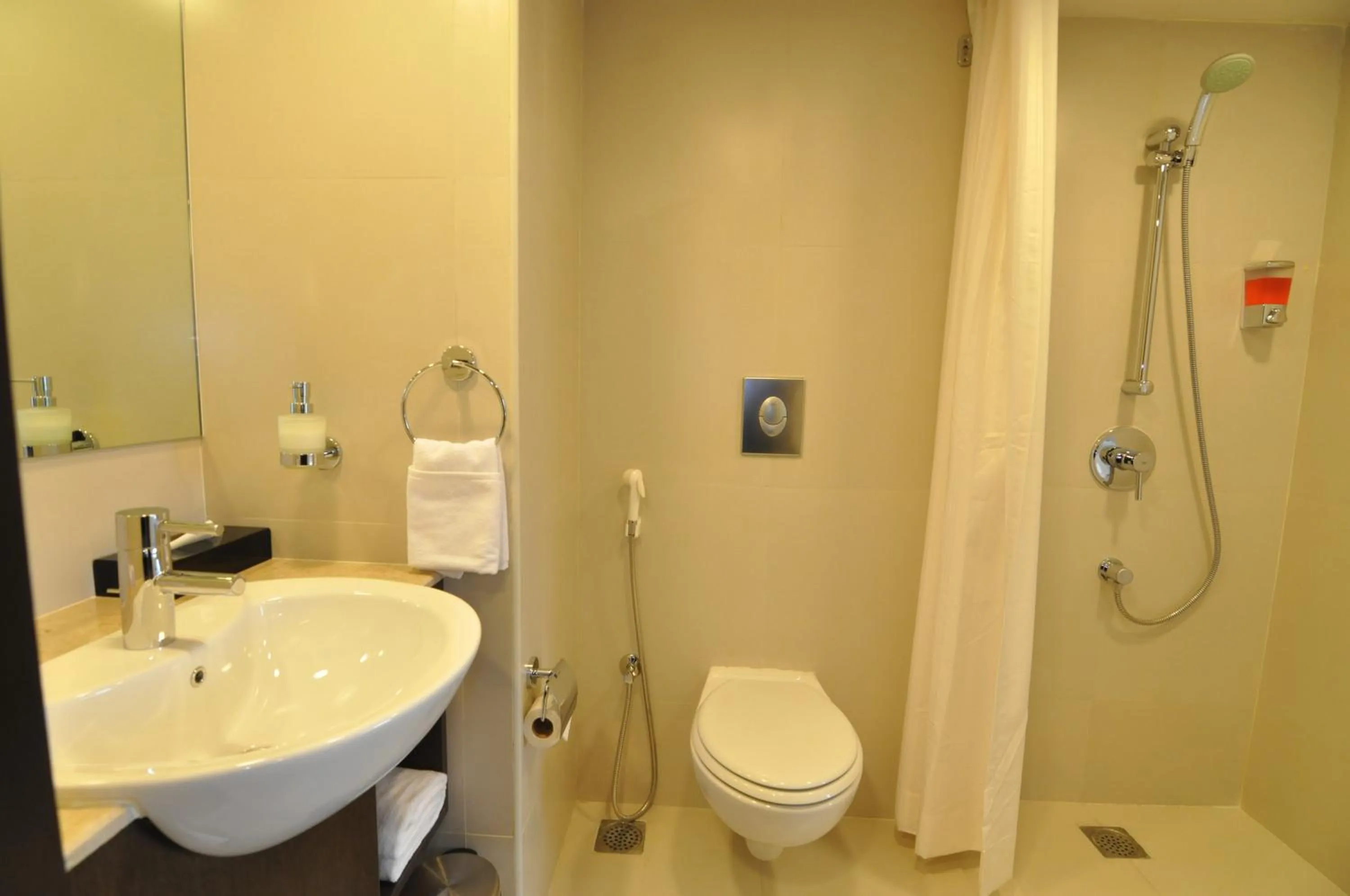 Public Bath in Keys Select by Lemon Tree Hotels, Kochi
