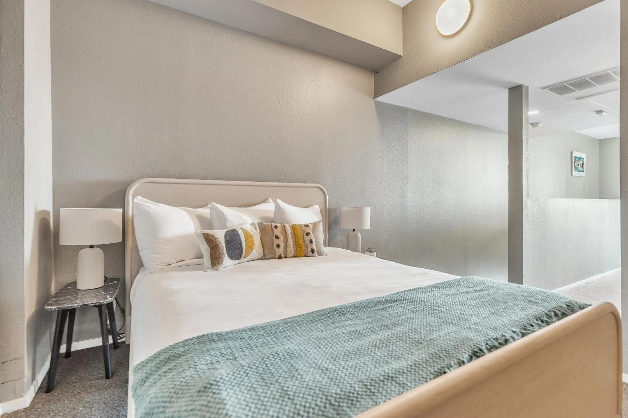 Bed in Littlefield Lofts, Hosted by Placemakr - 6th St