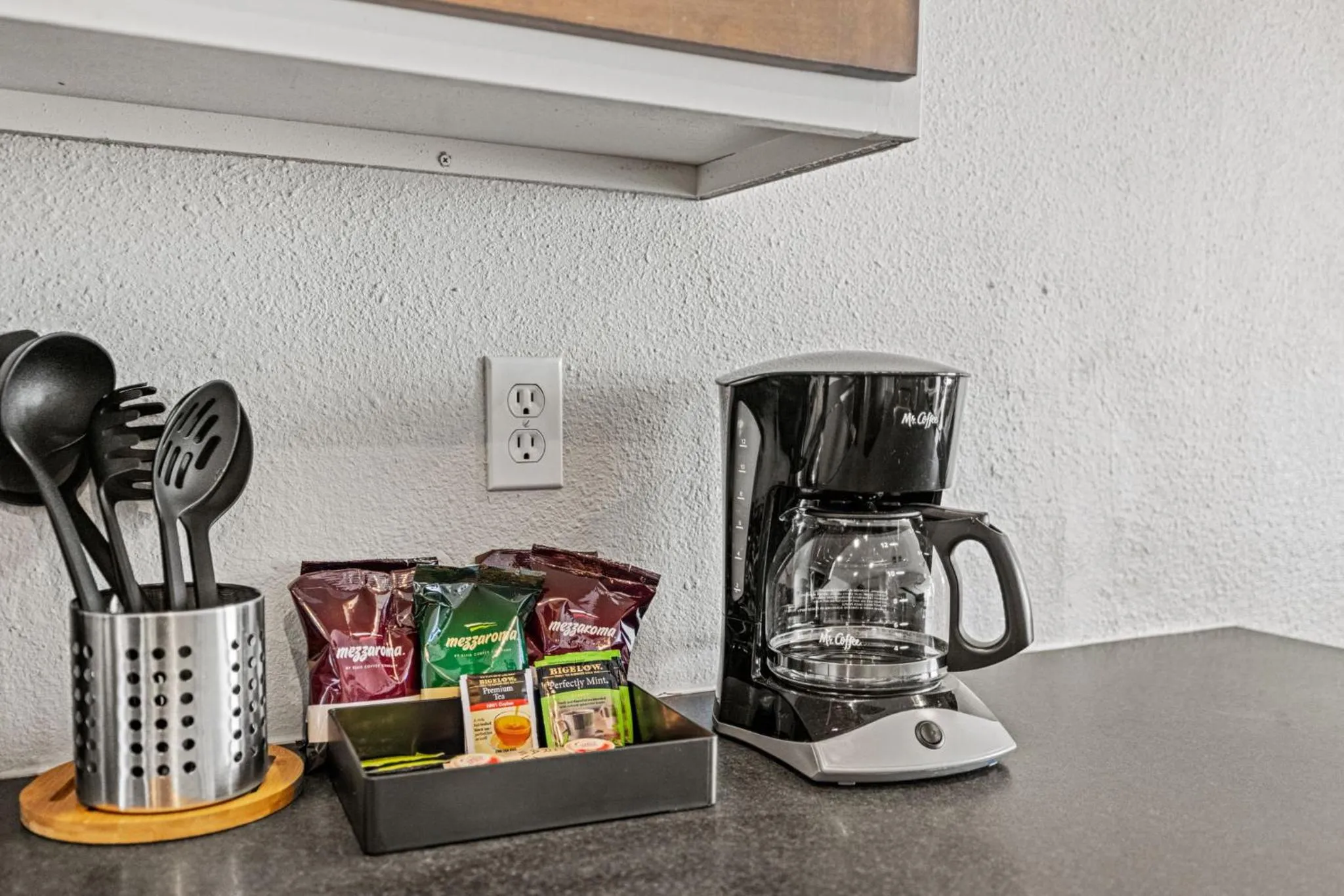 Coffee/tea facilities in Littlefield Lofts, Hosted by Placemakr - 6th St