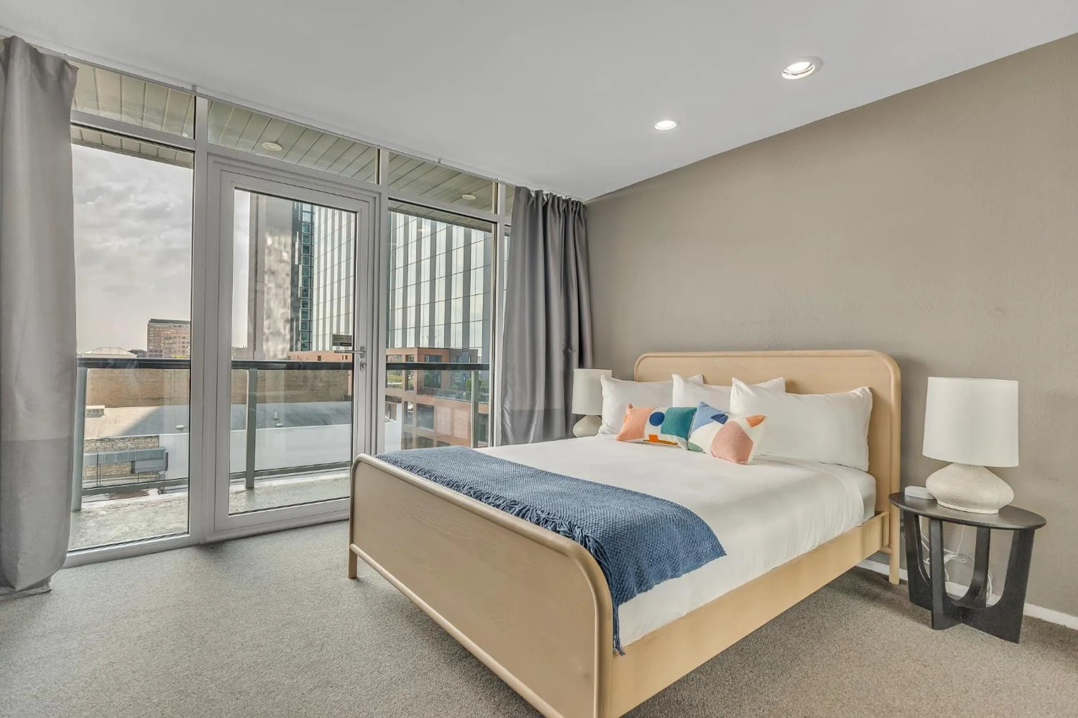 Bed in Littlefield Lofts, Hosted by Placemakr - 6th St