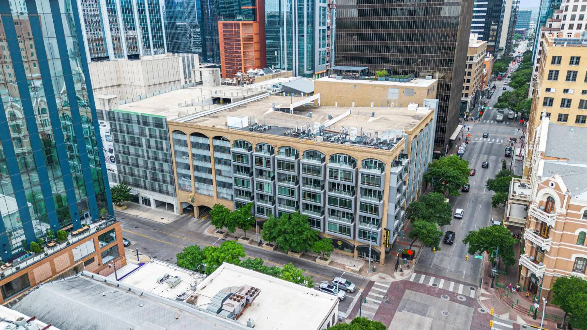 Property building in Littlefield Lofts, Hosted by Placemakr - 6th St