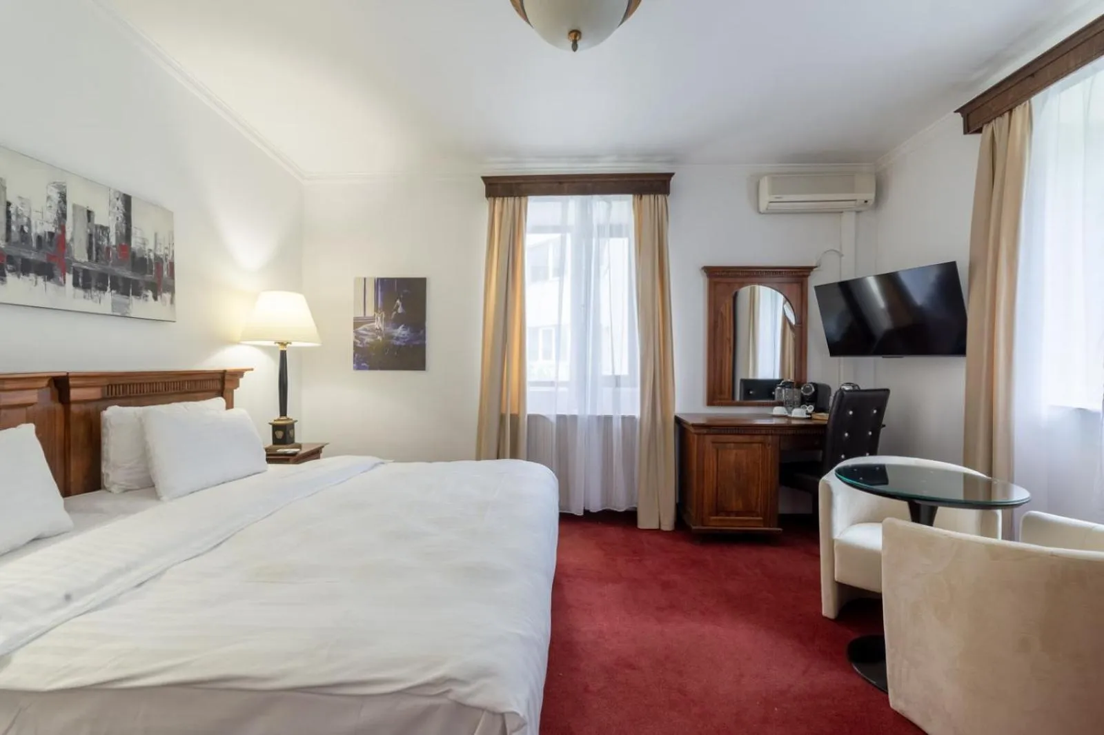 Photo of the whole room, Bed in Arc de Triomphe by CityBookings