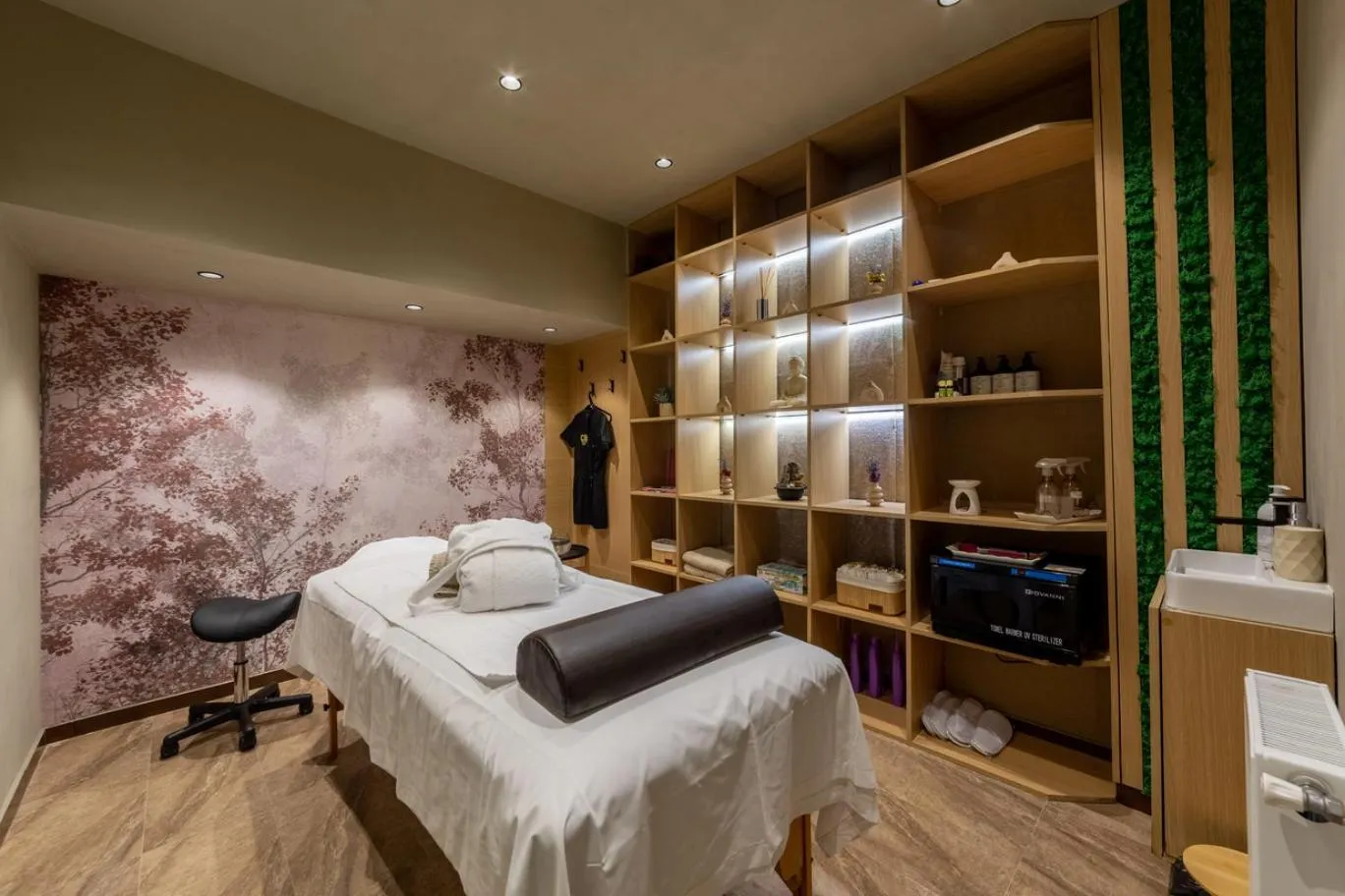 Massage, Bed in Arc de Triomphe by CityBookings