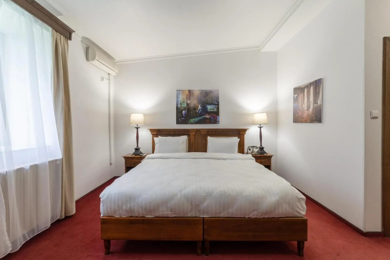 Photo of the whole room, Bed in Arc de Triomphe by CityBookings