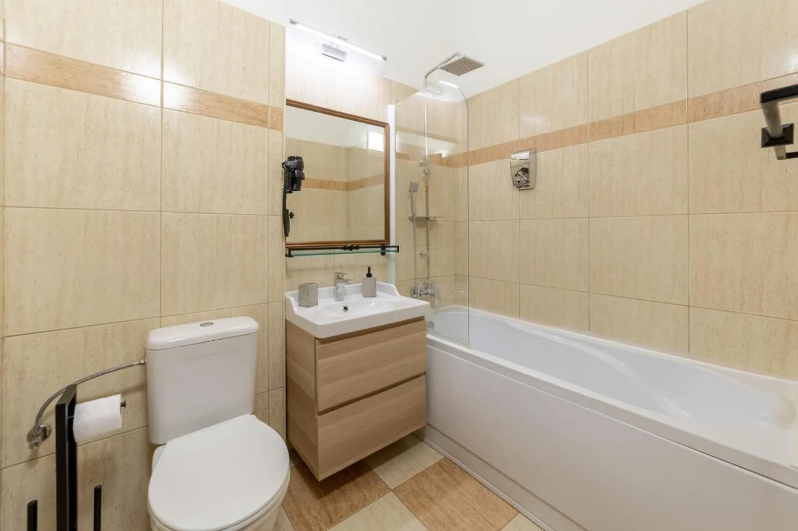 Bathroom in Arc de Triomphe by CityBookings