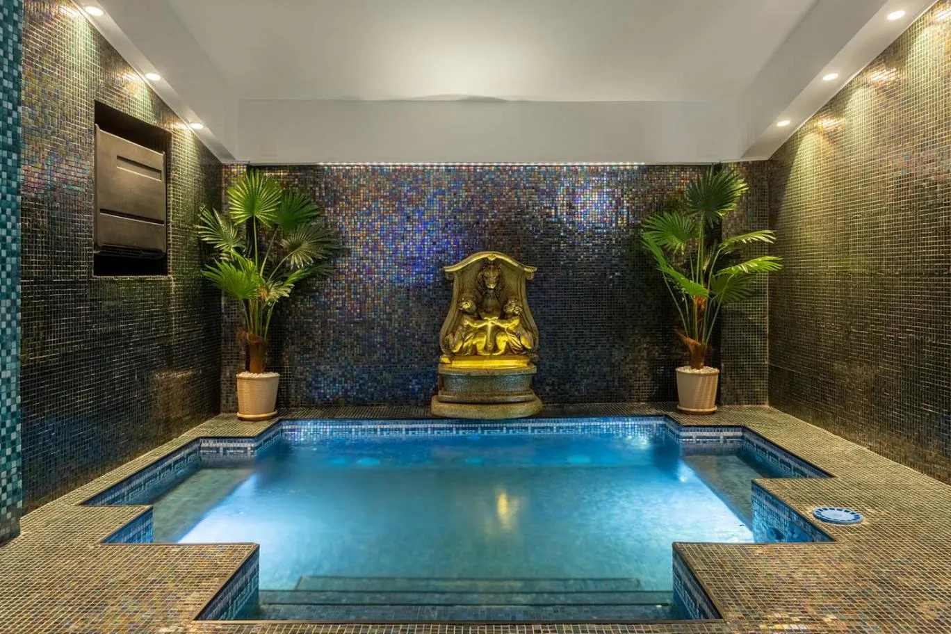 Spa and wellness centre/facilities in Arc de Triomphe by CityBookings