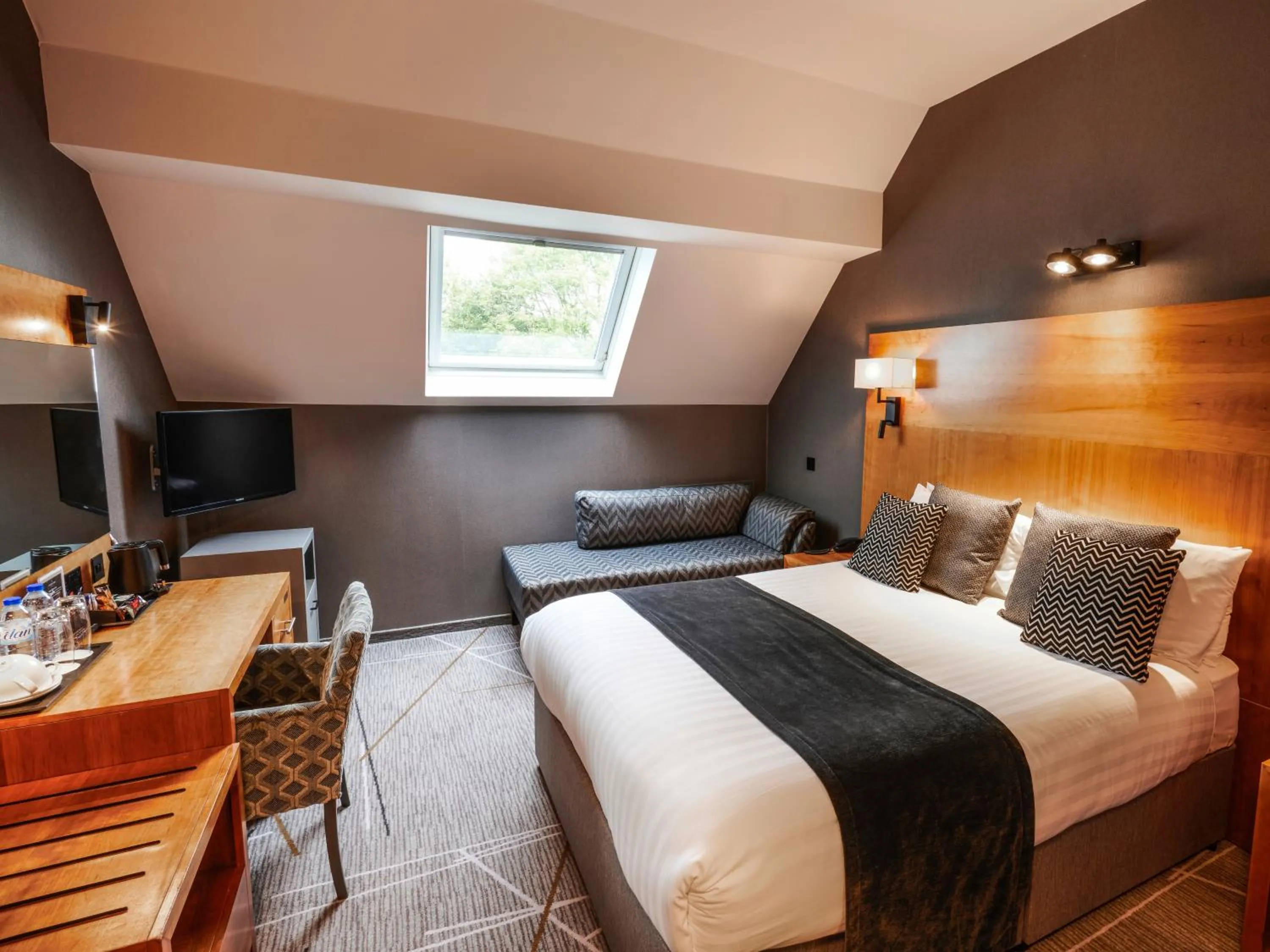 Photo of the whole room, Bed in The Royal Toby Hotel