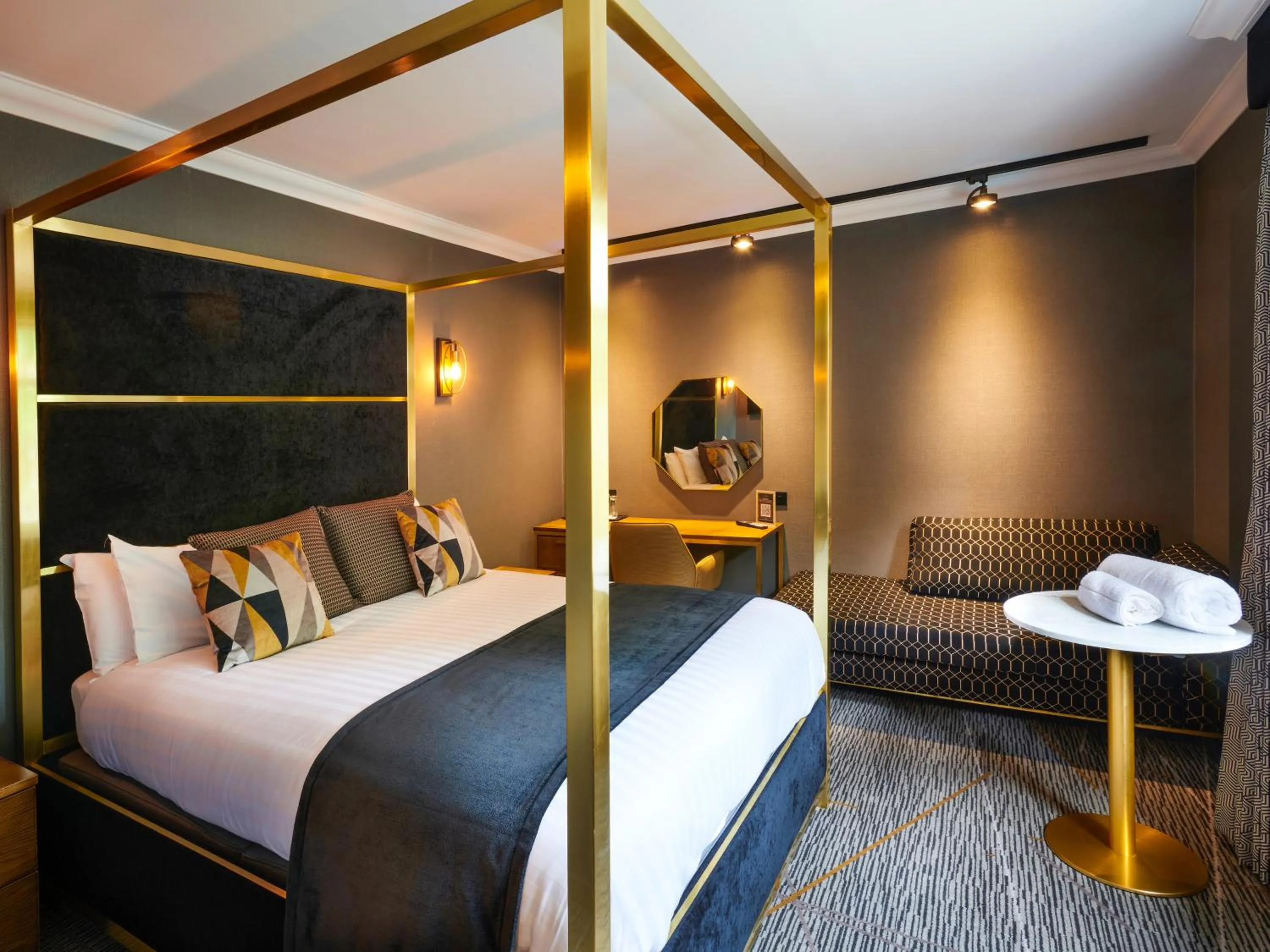 Photo of the whole room, Bed in The Royal Toby Hotel