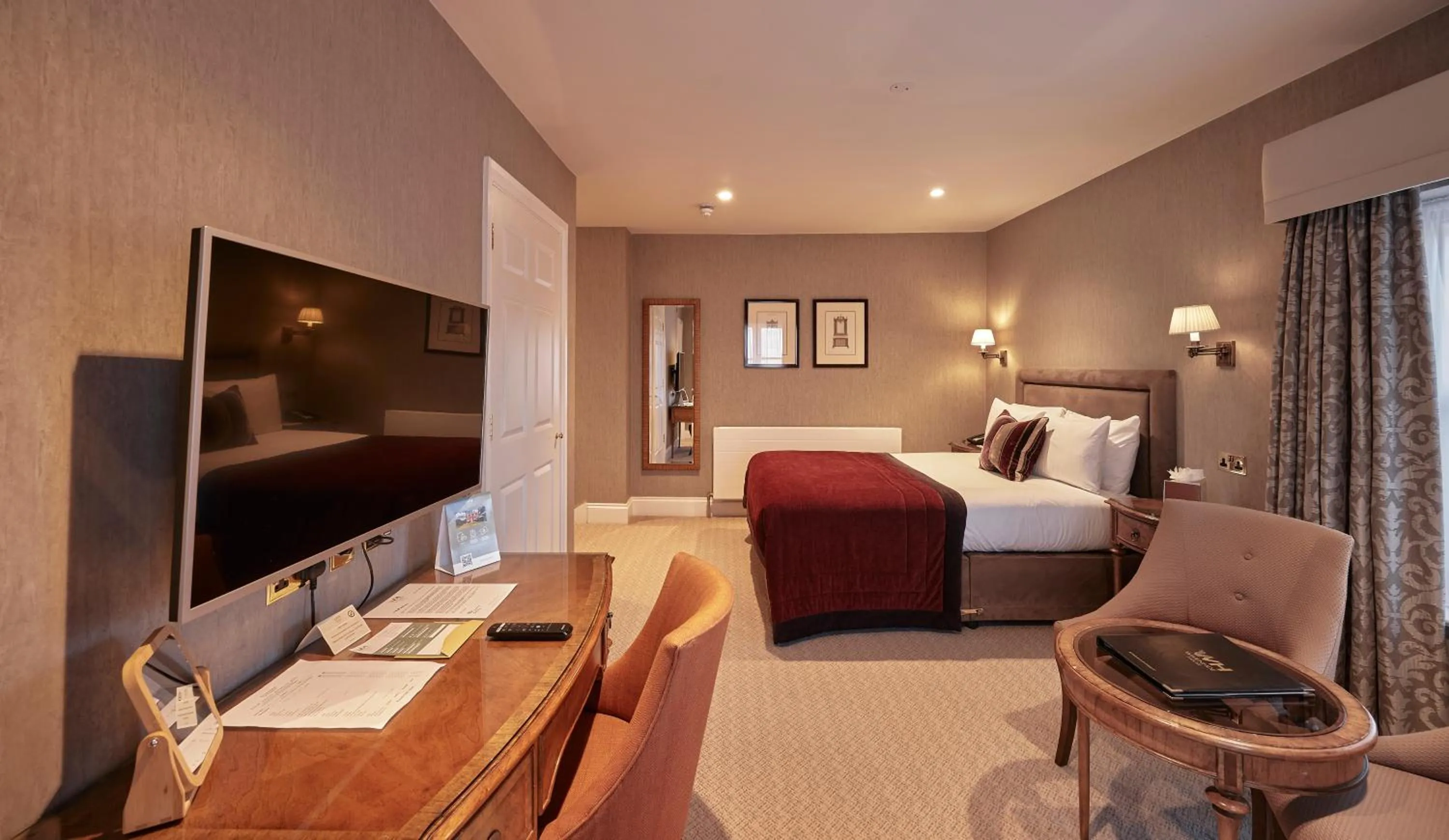 Bed in Wivenhoe House Hotel