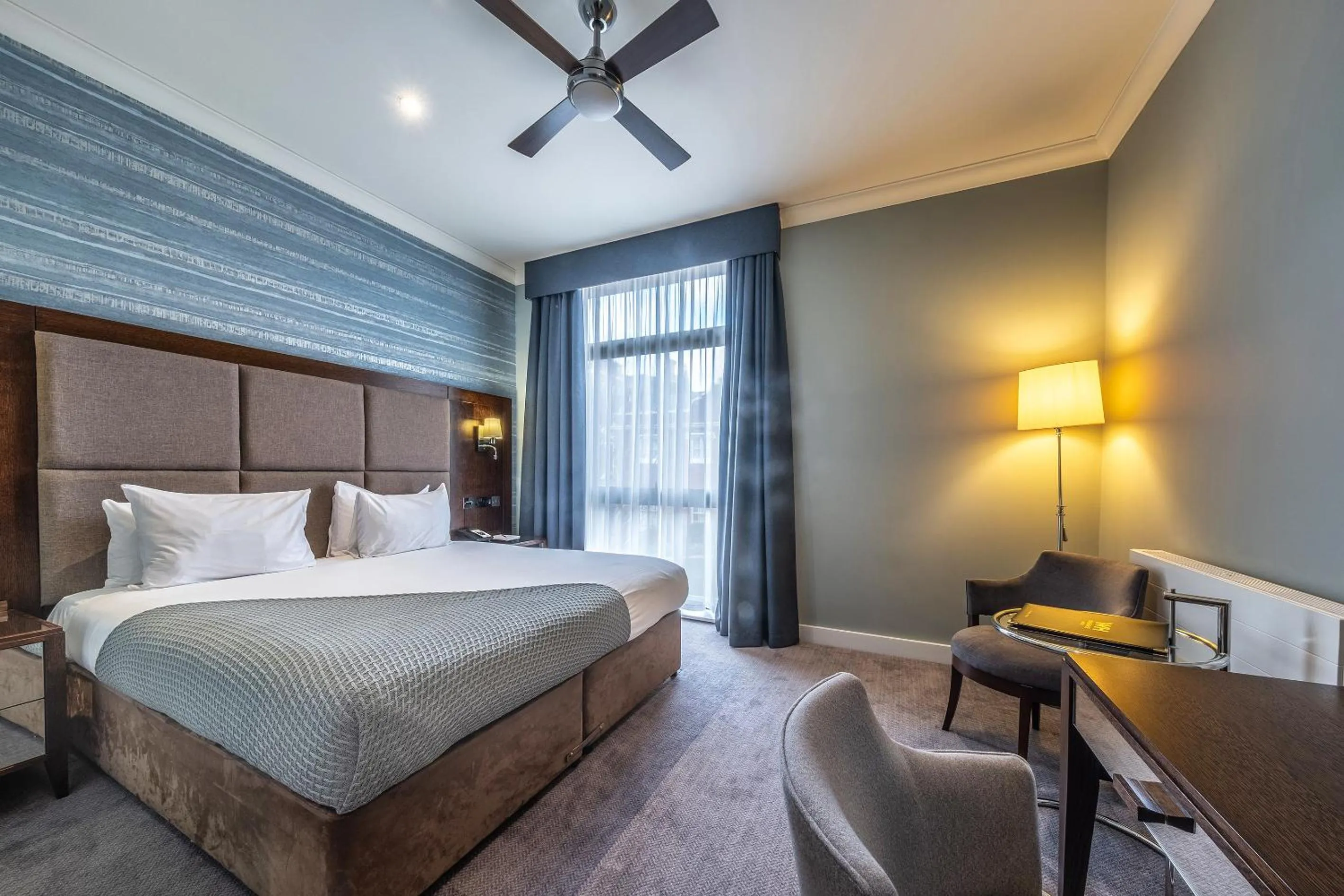 Bed in Wivenhoe House Hotel