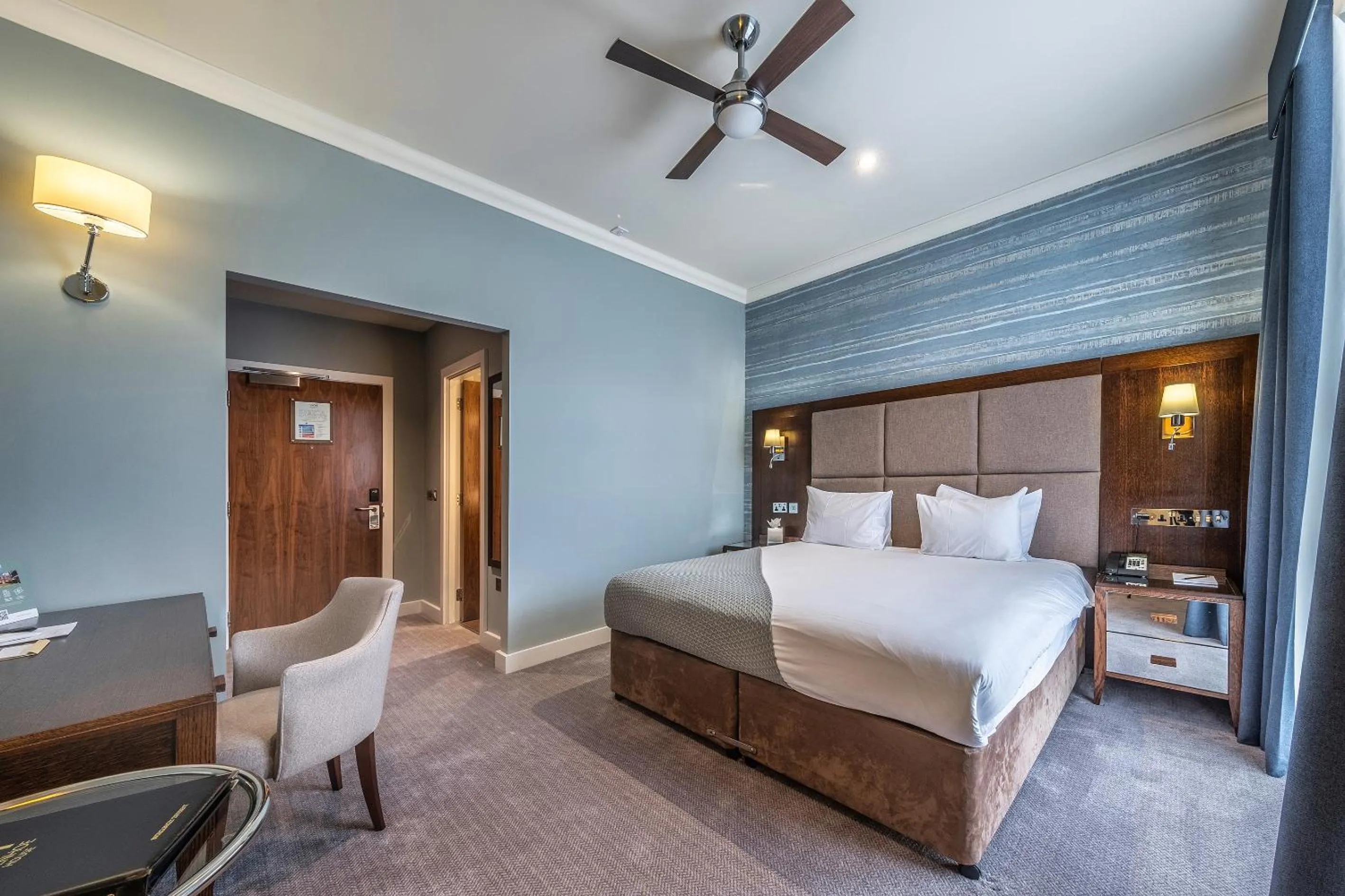 Bed in Wivenhoe House Hotel