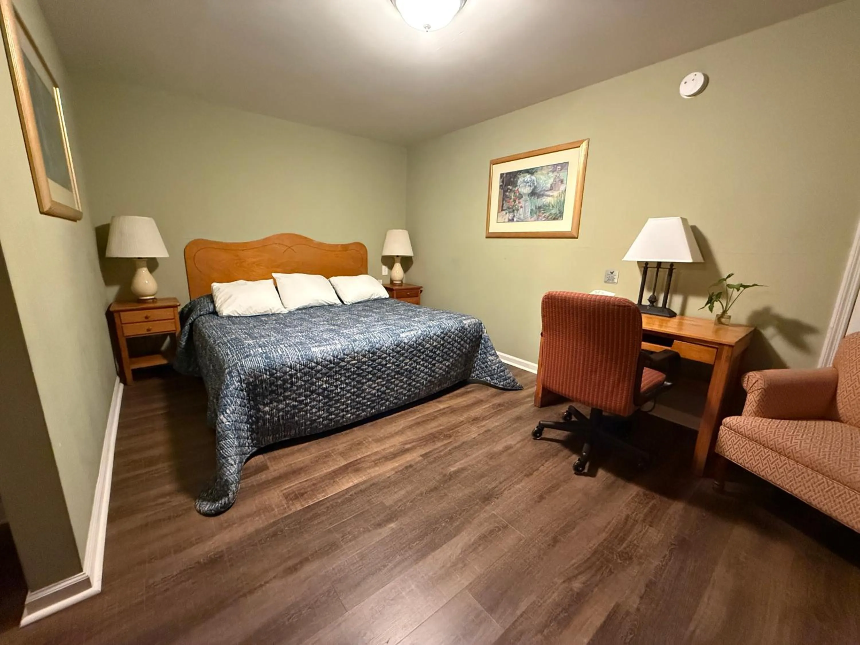 Bedroom, Bed in Heidi's Inn