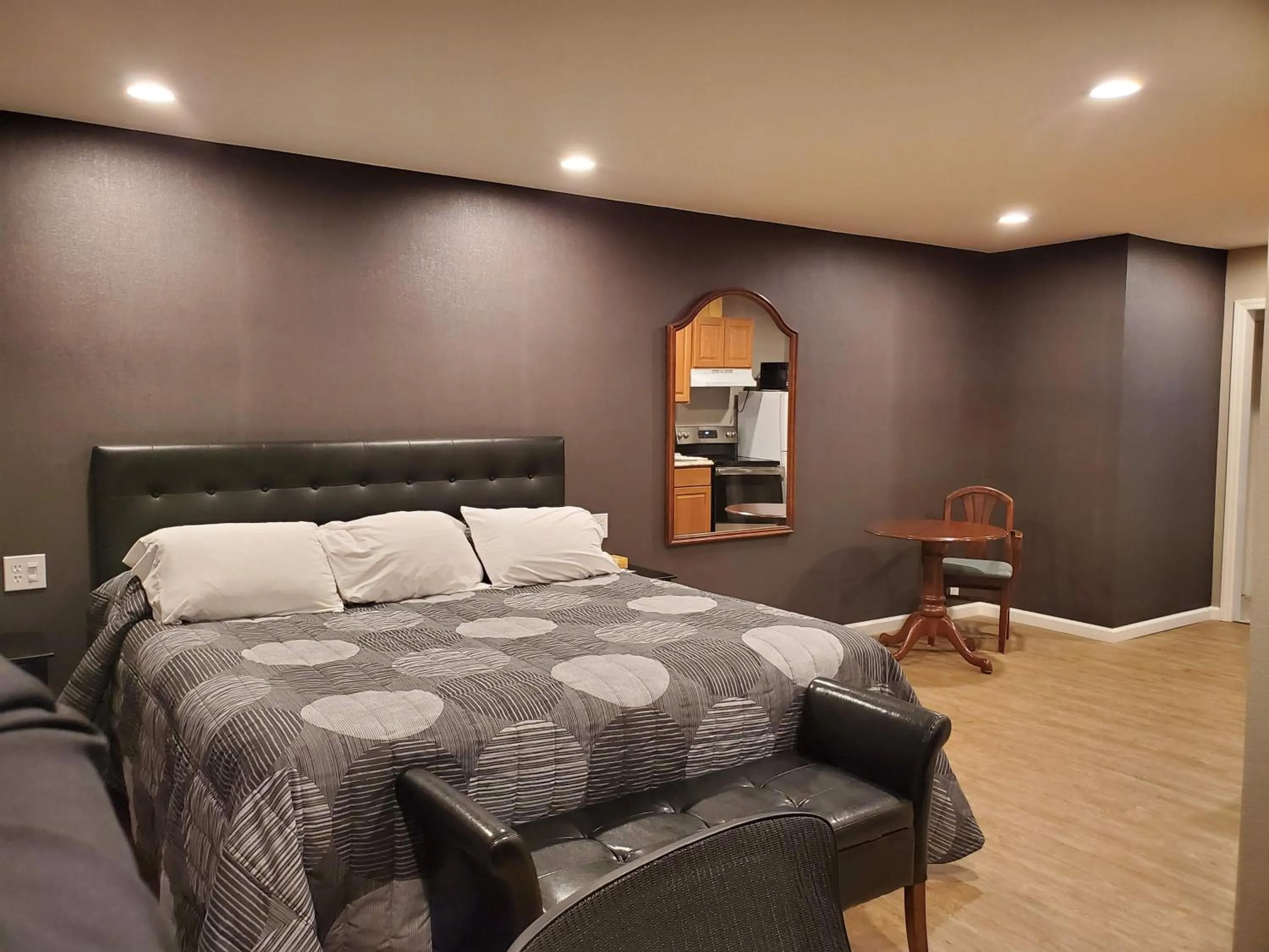 Bedroom, Bed in Heidi's Inn