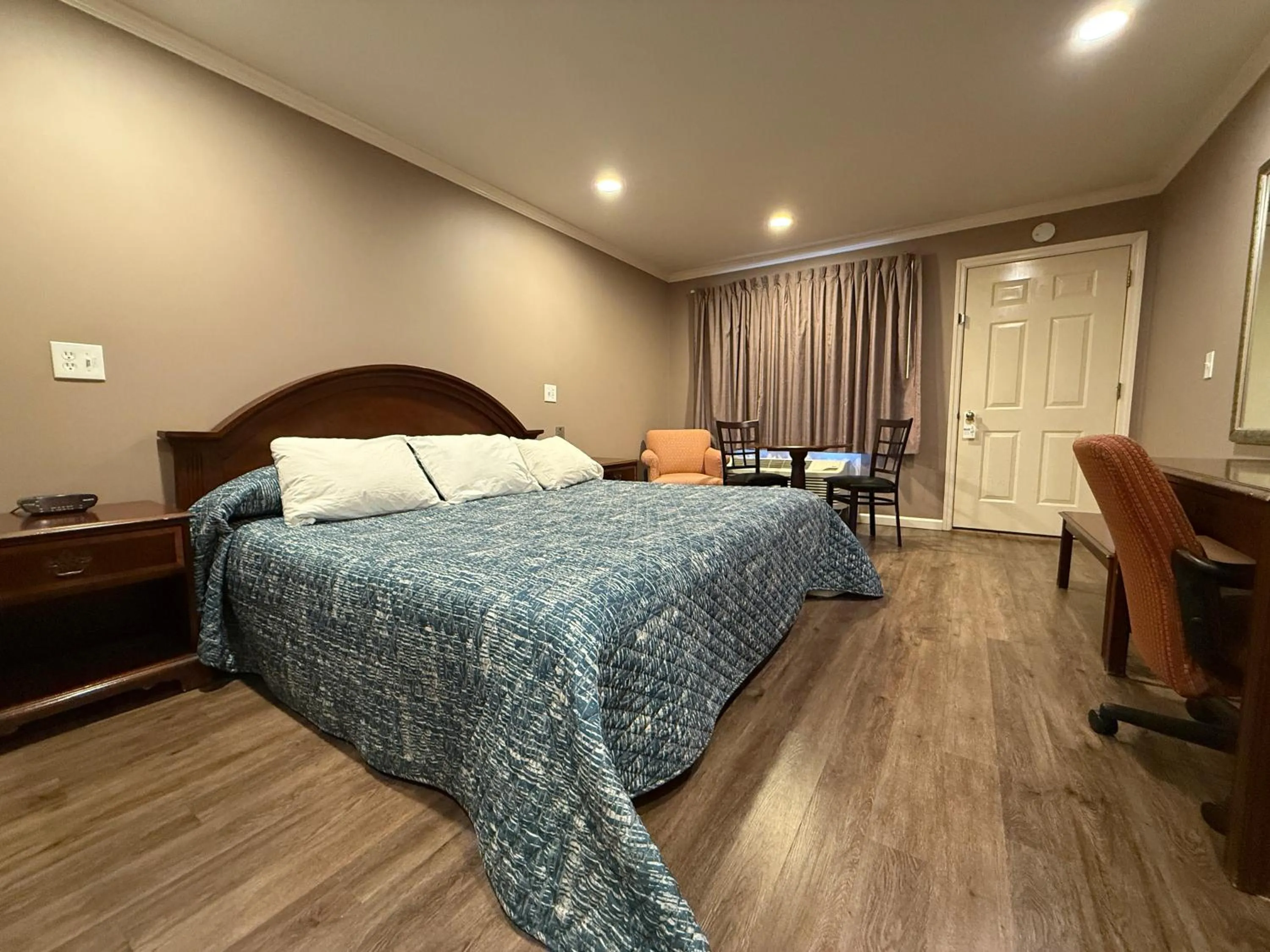 Photo of the whole room, Bed in Heidi's Inn