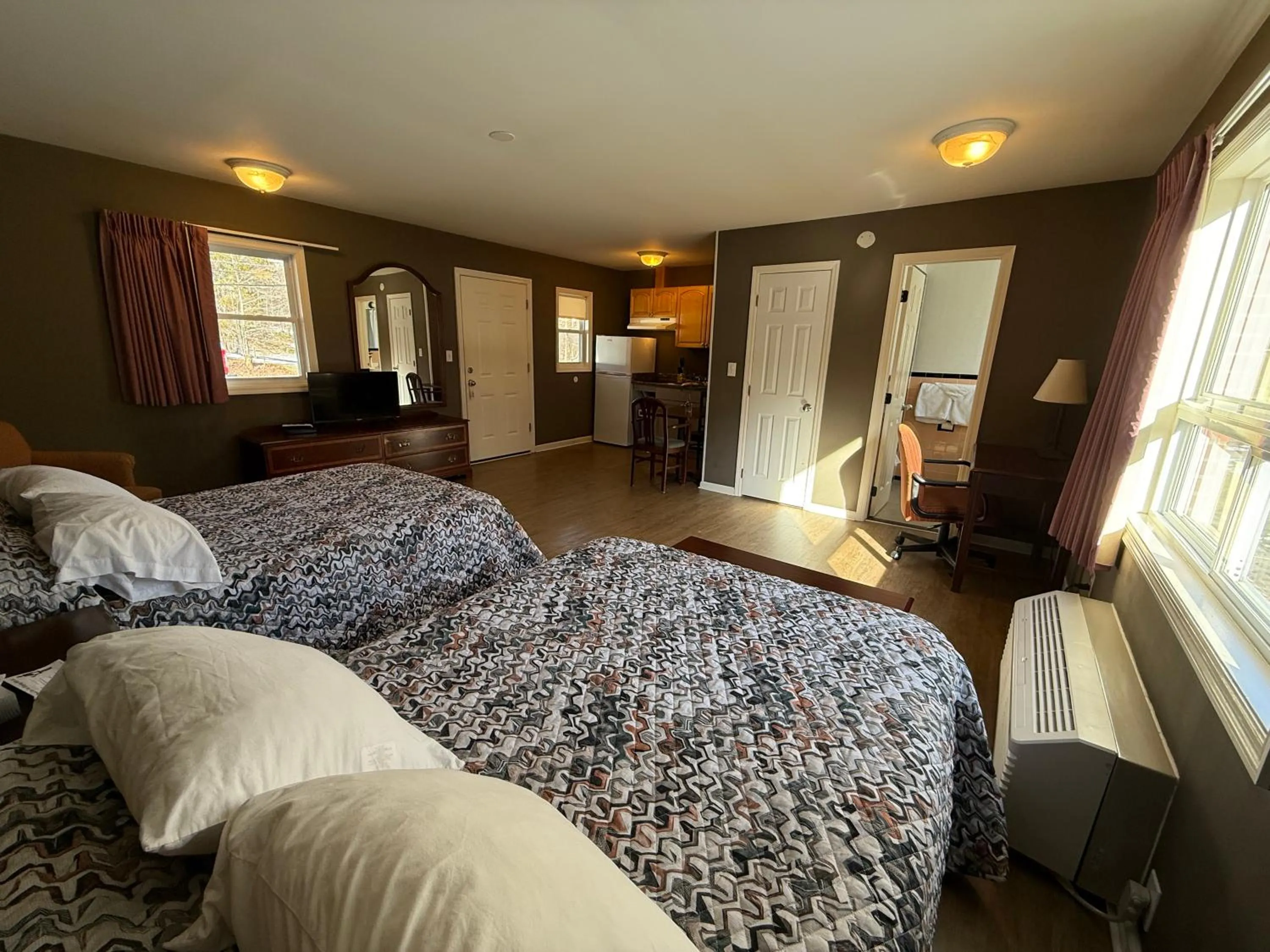 Photo of the whole room, Bed in Heidi's Inn