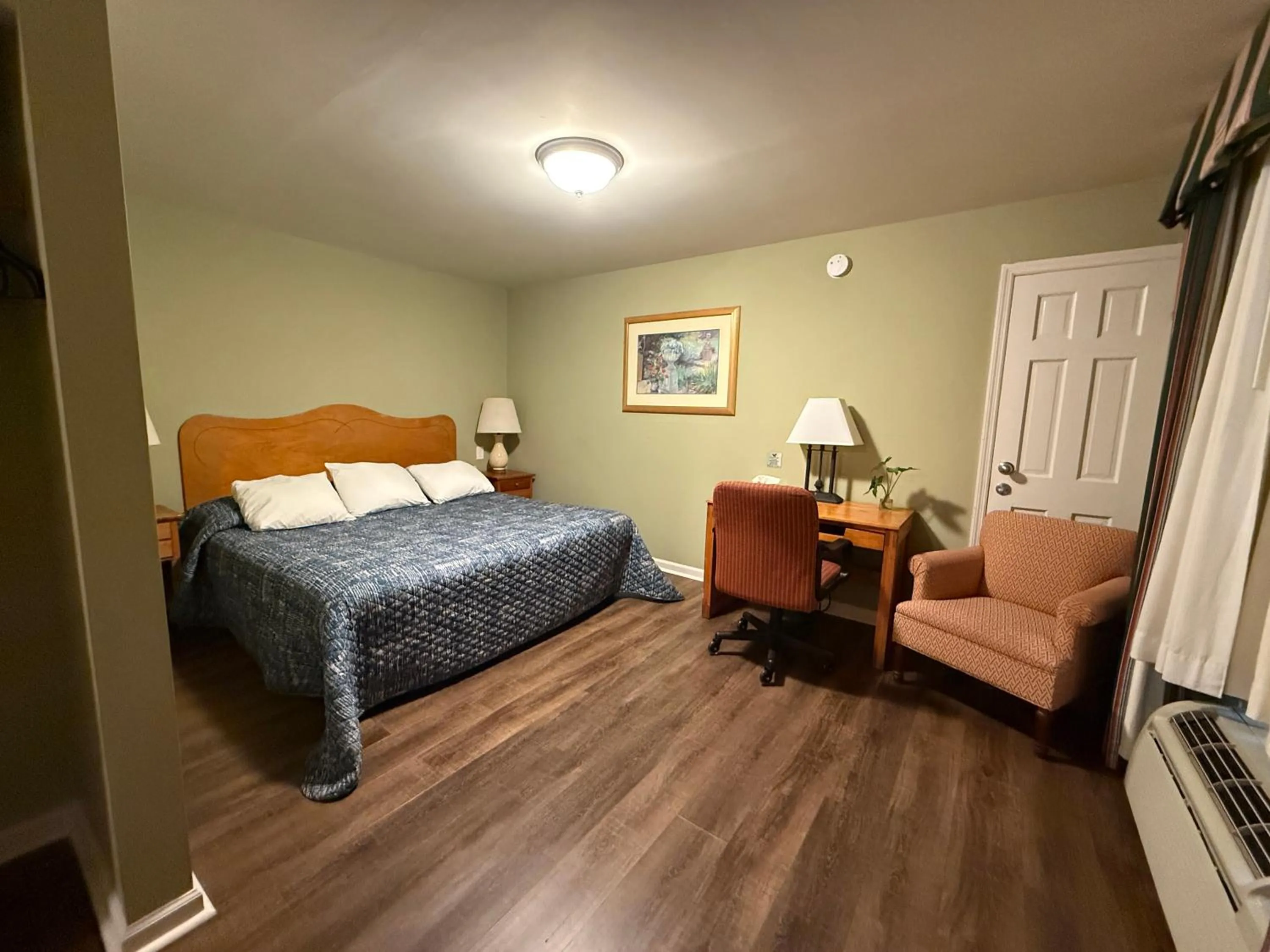 Bedroom, Bed in Heidi's Inn