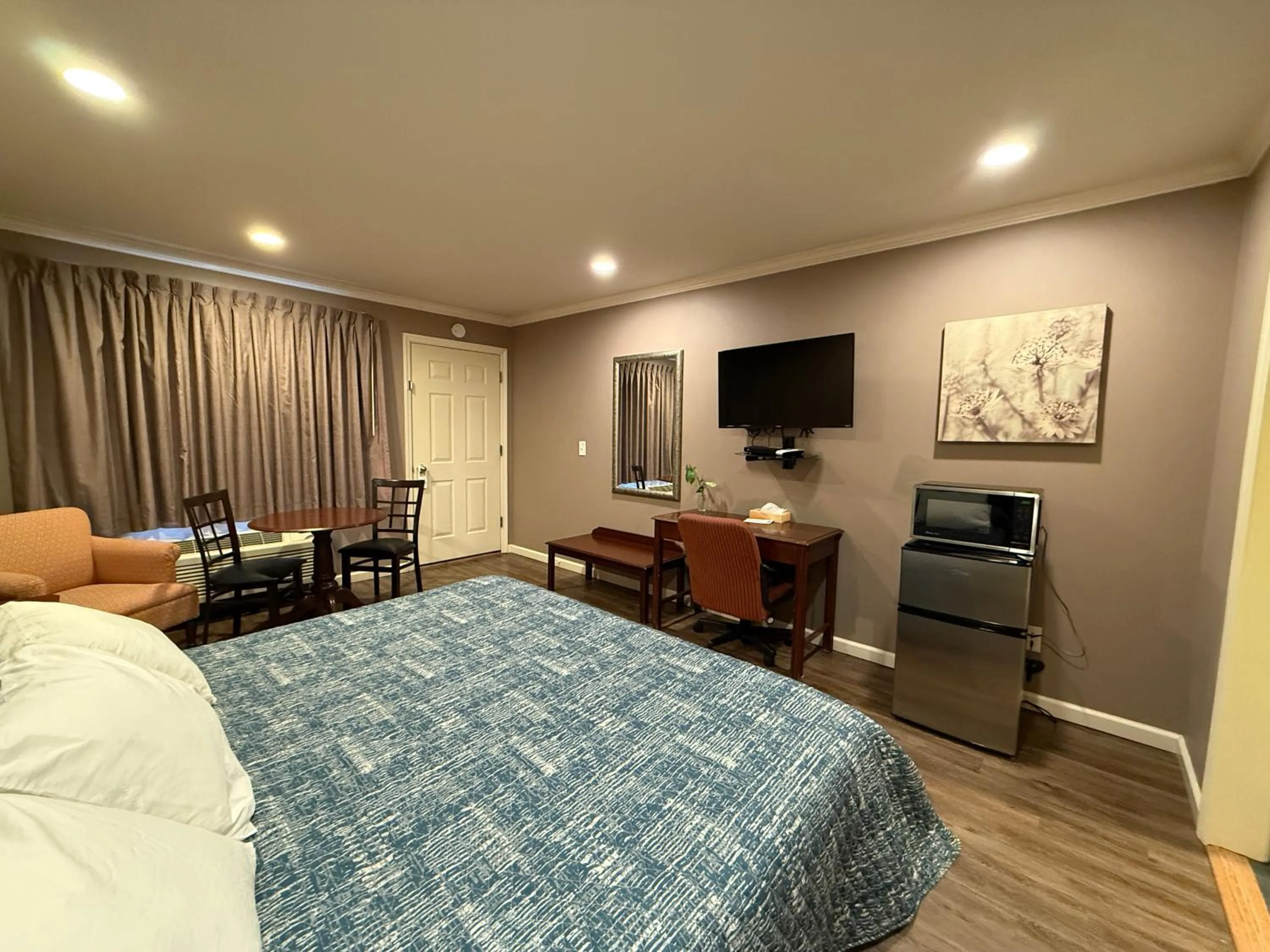 Seating area, Bed in Heidi's Inn