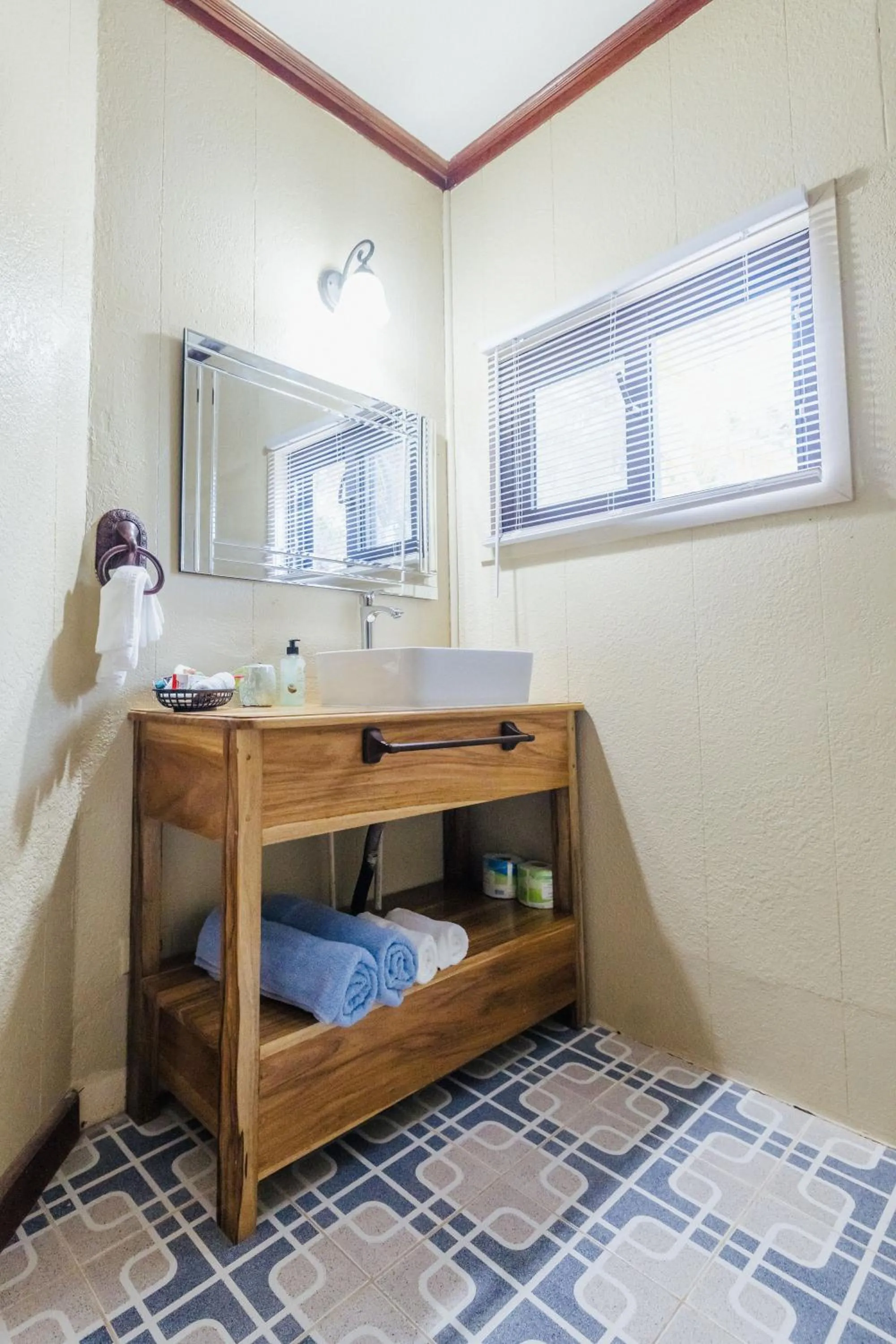 Bathroom, Bed in Blue Marlin Beach Resort