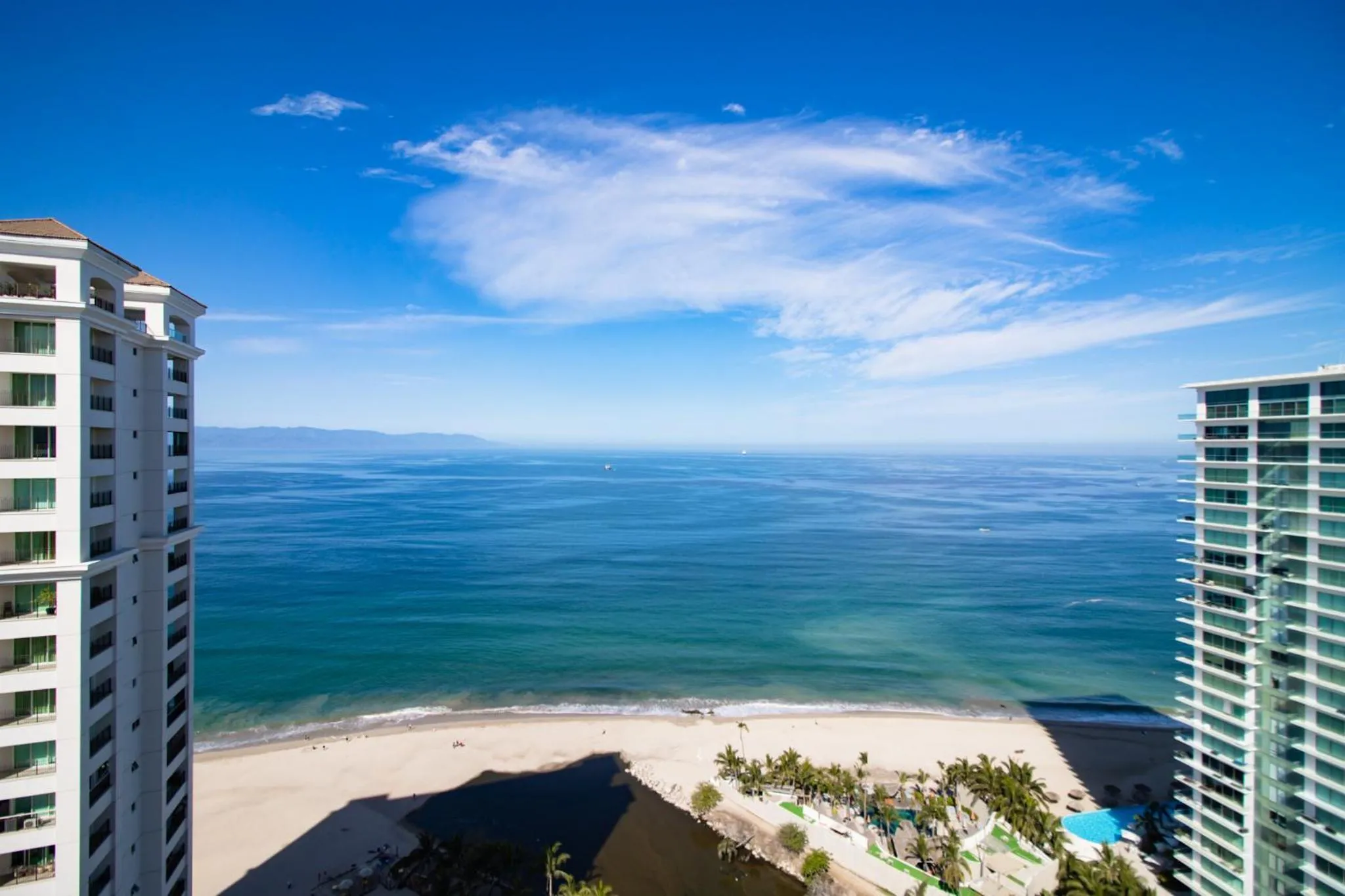 Grand Venetian Beachfront Condo
