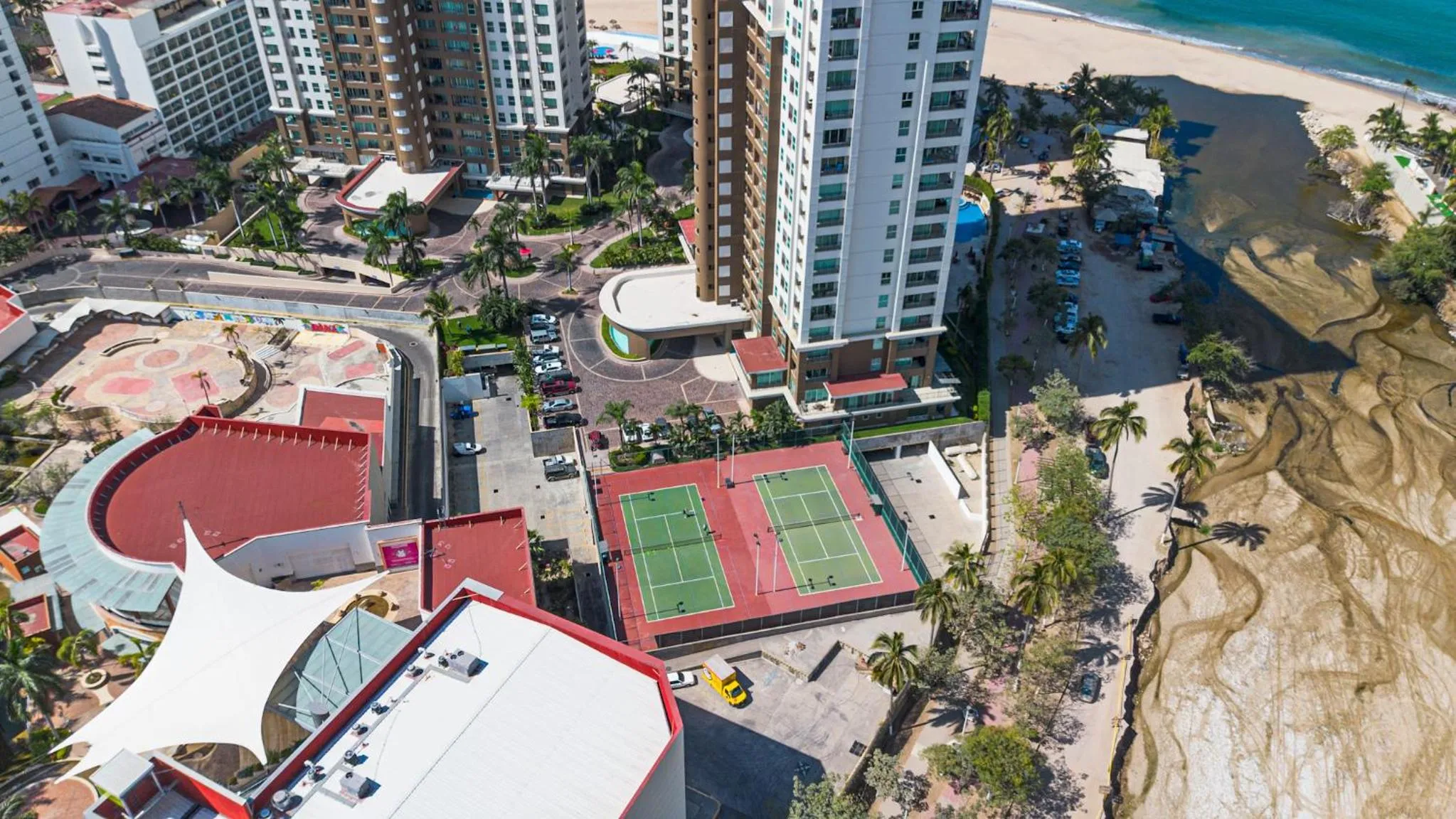 Grand Venetian Beachfront Condo