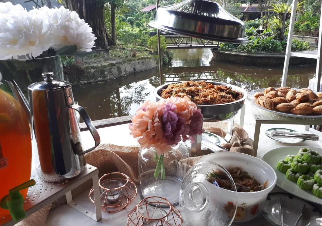 Restaurant/places to eat in Al Sakinah Resort