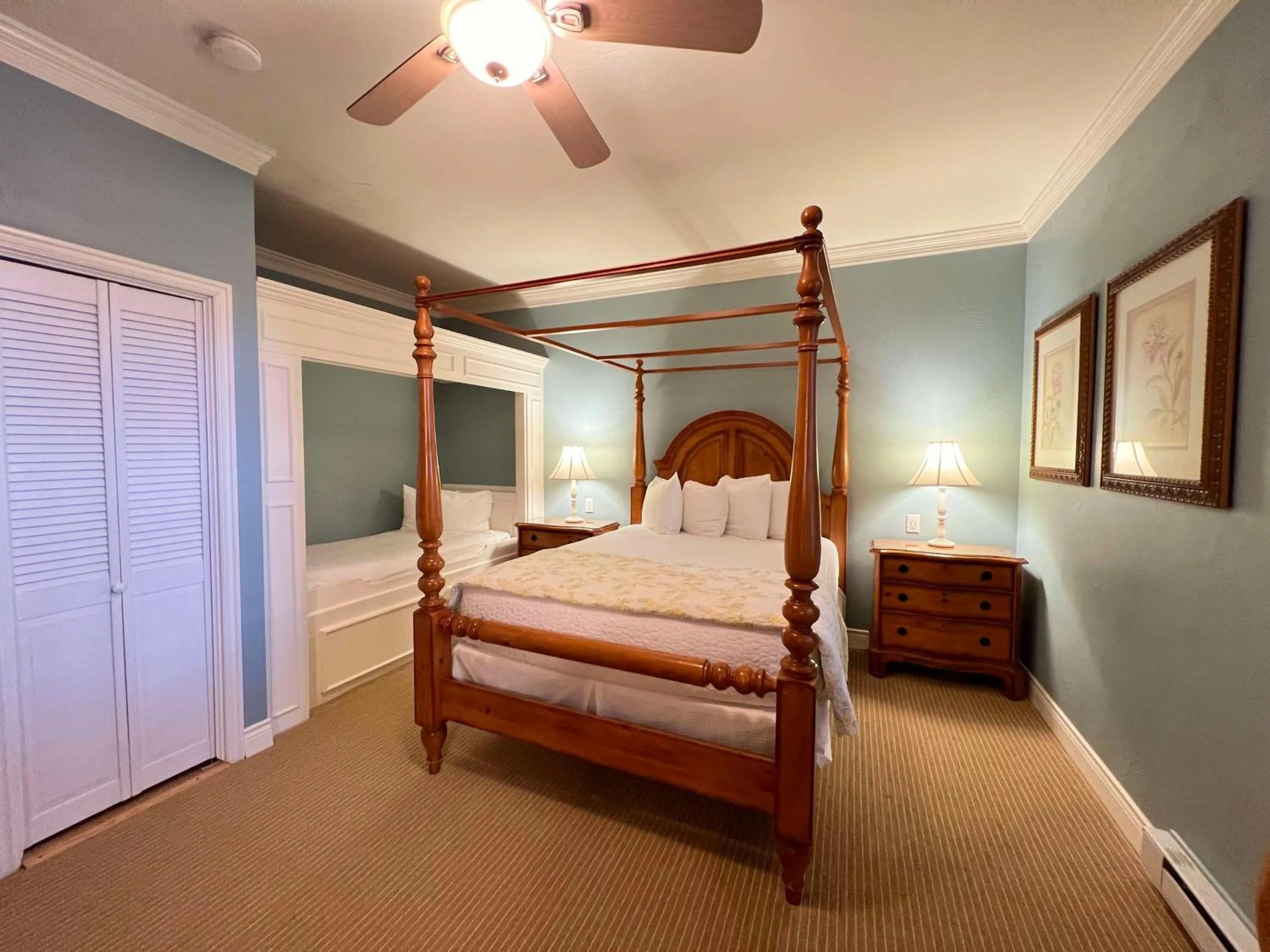 Queen Room with Whirlpool in Best Western Grandma's Feather Bed