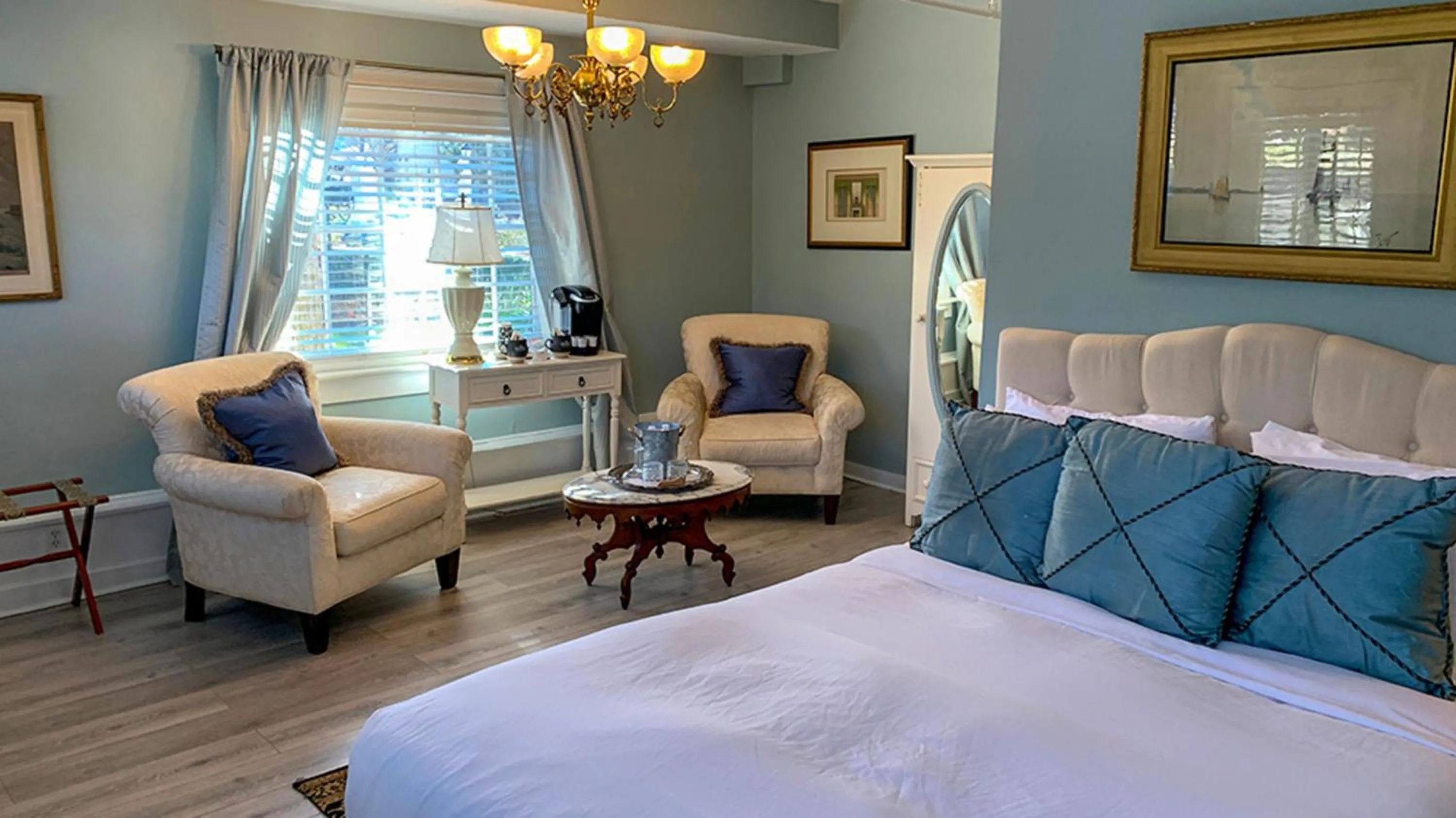 Bed in Maxwell Mansion Hotel