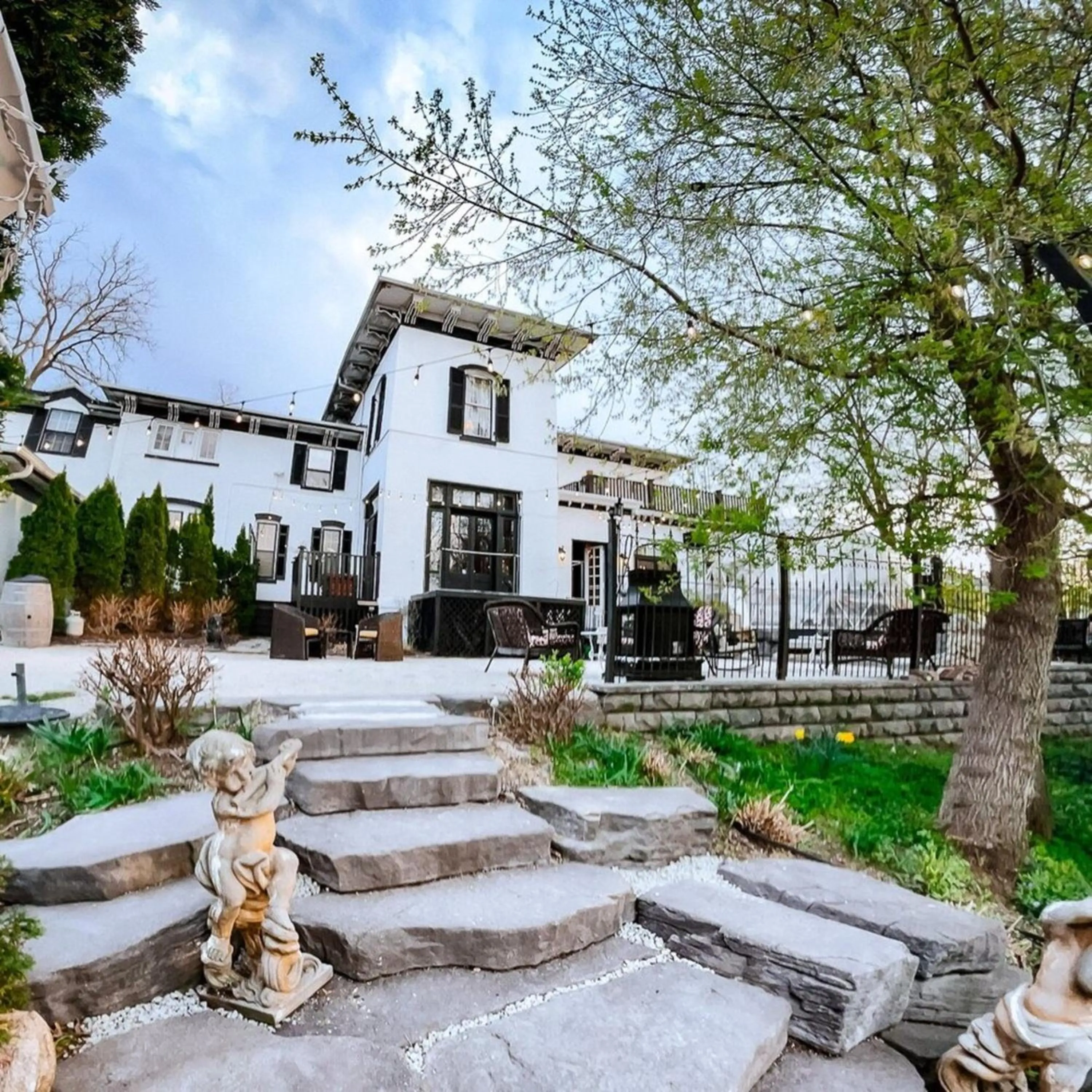 Property building in Maxwell Mansion Hotel