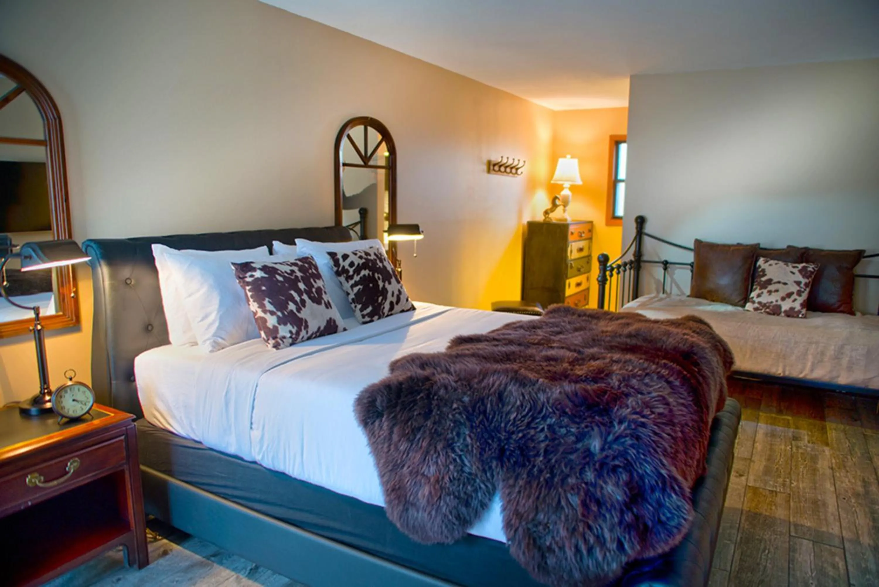 Bed in Maxwell Mansion Hotel