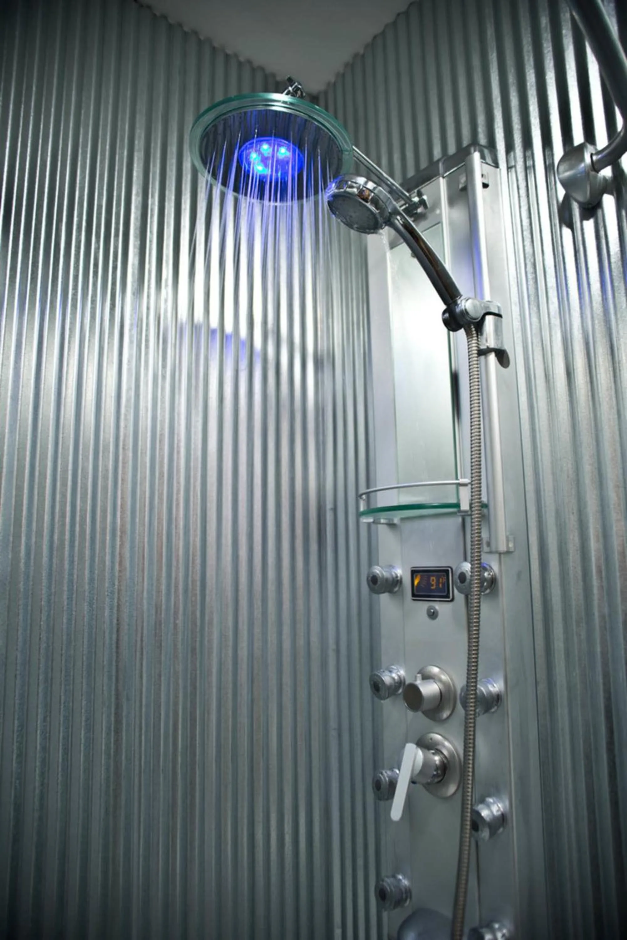 Shower in Maxwell Mansion Hotel