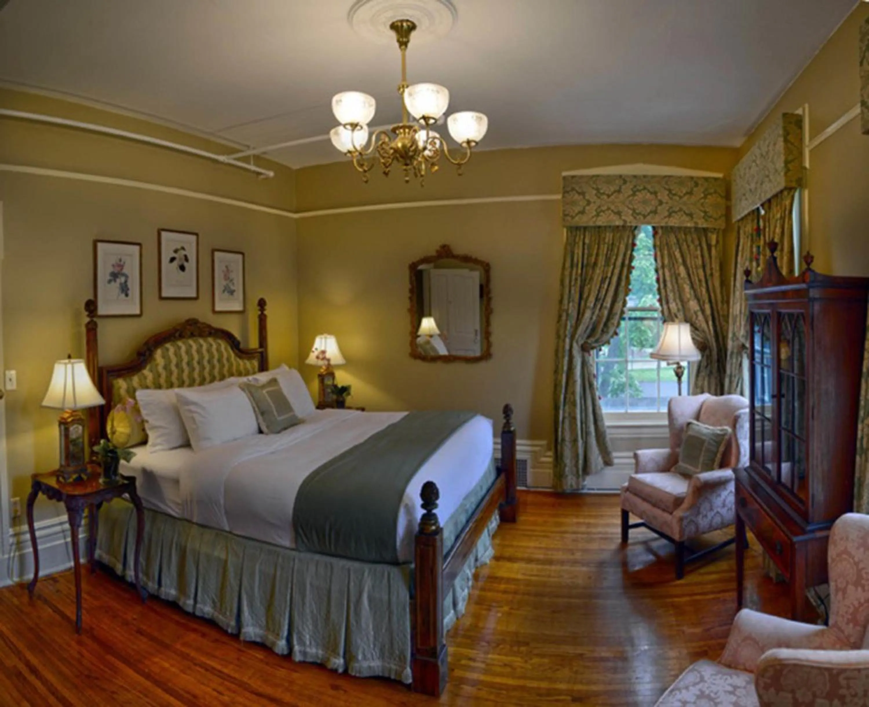 Bed in Maxwell Mansion Hotel
