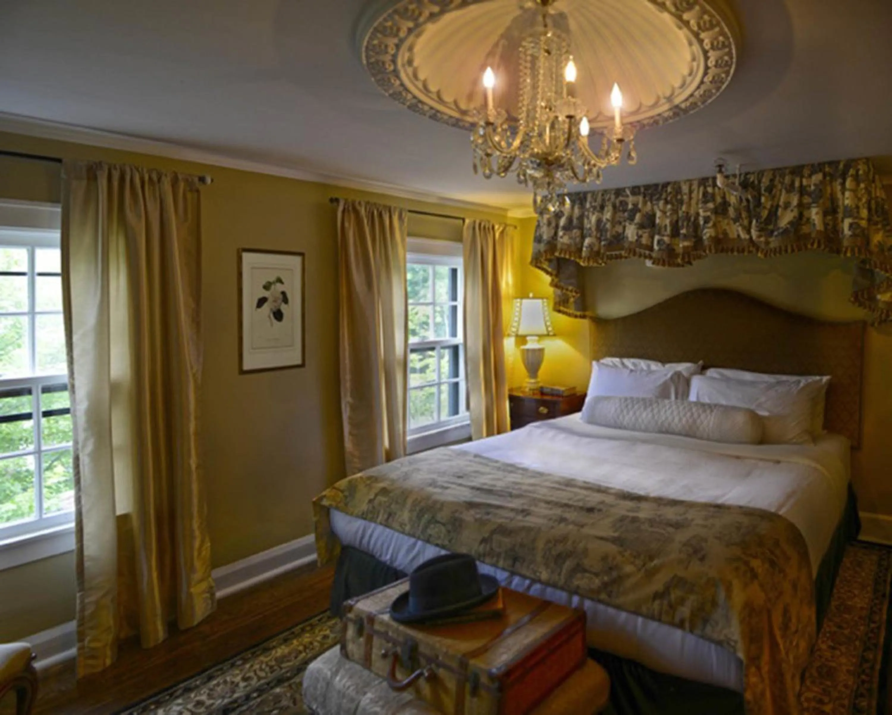 Bed in Maxwell Mansion Hotel