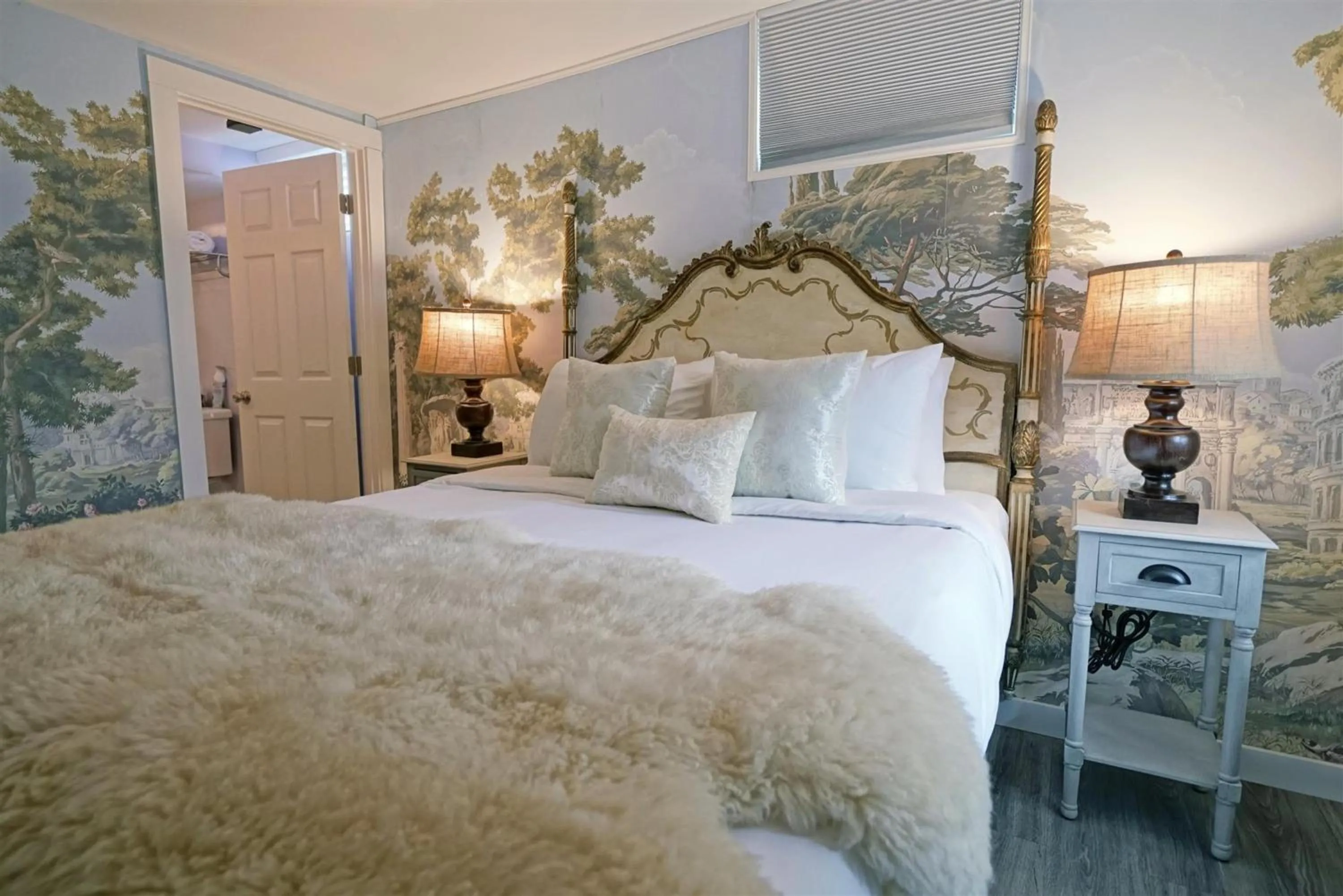 Bed in Maxwell Mansion Hotel