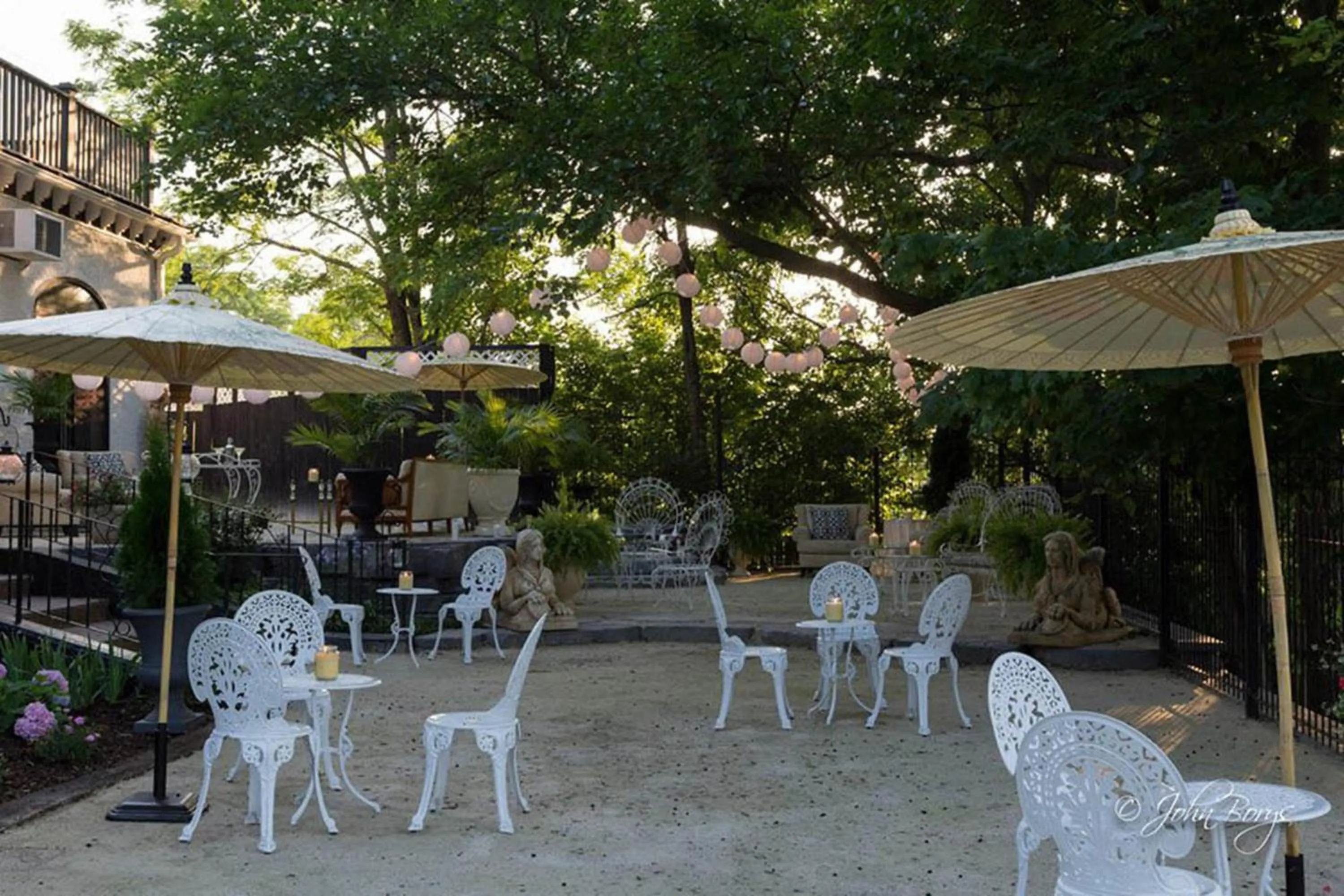 Patio in Maxwell Mansion Hotel