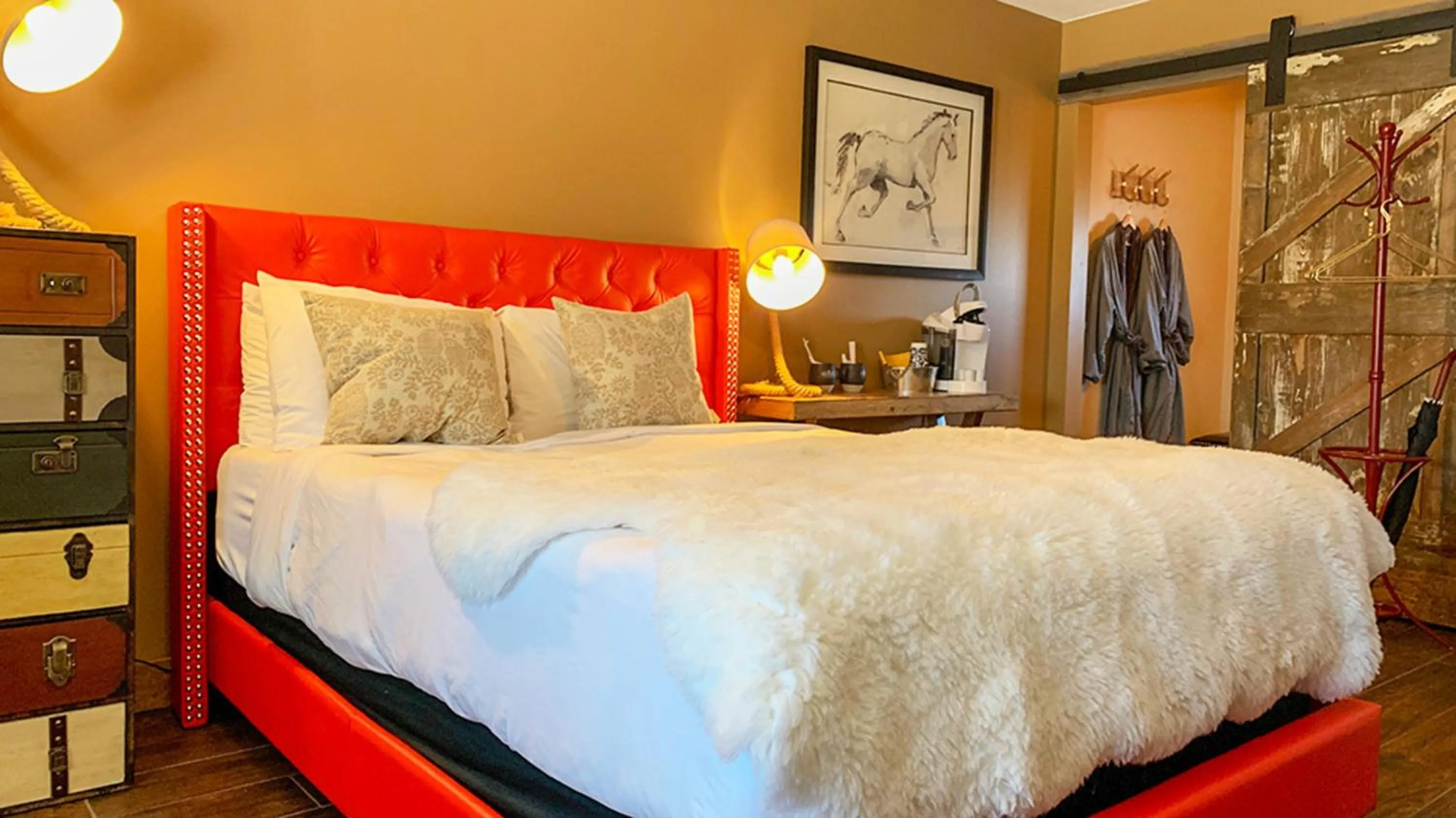 Photo of the whole room, Bed in Maxwell Mansion Hotel