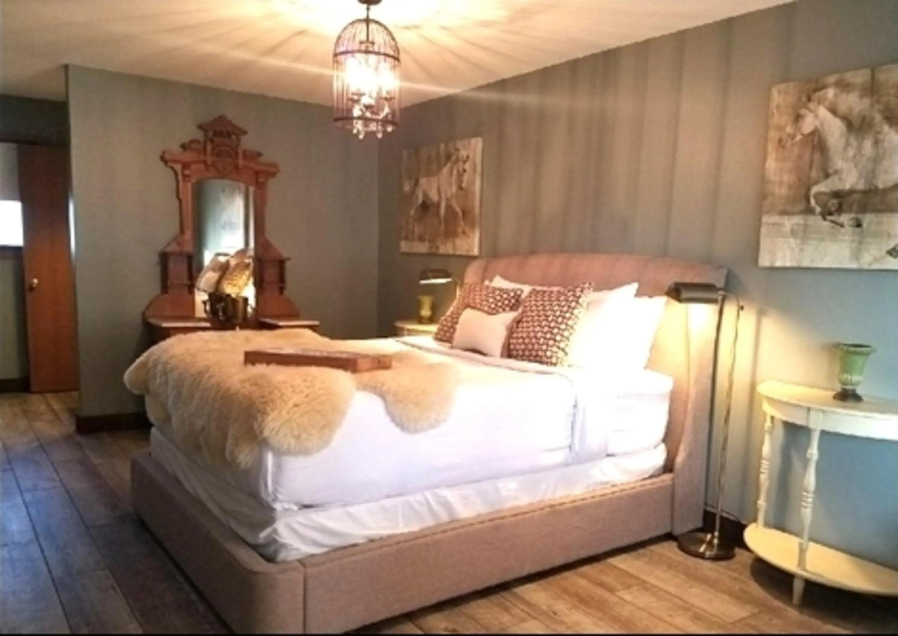 Bed in Maxwell Mansion Hotel
