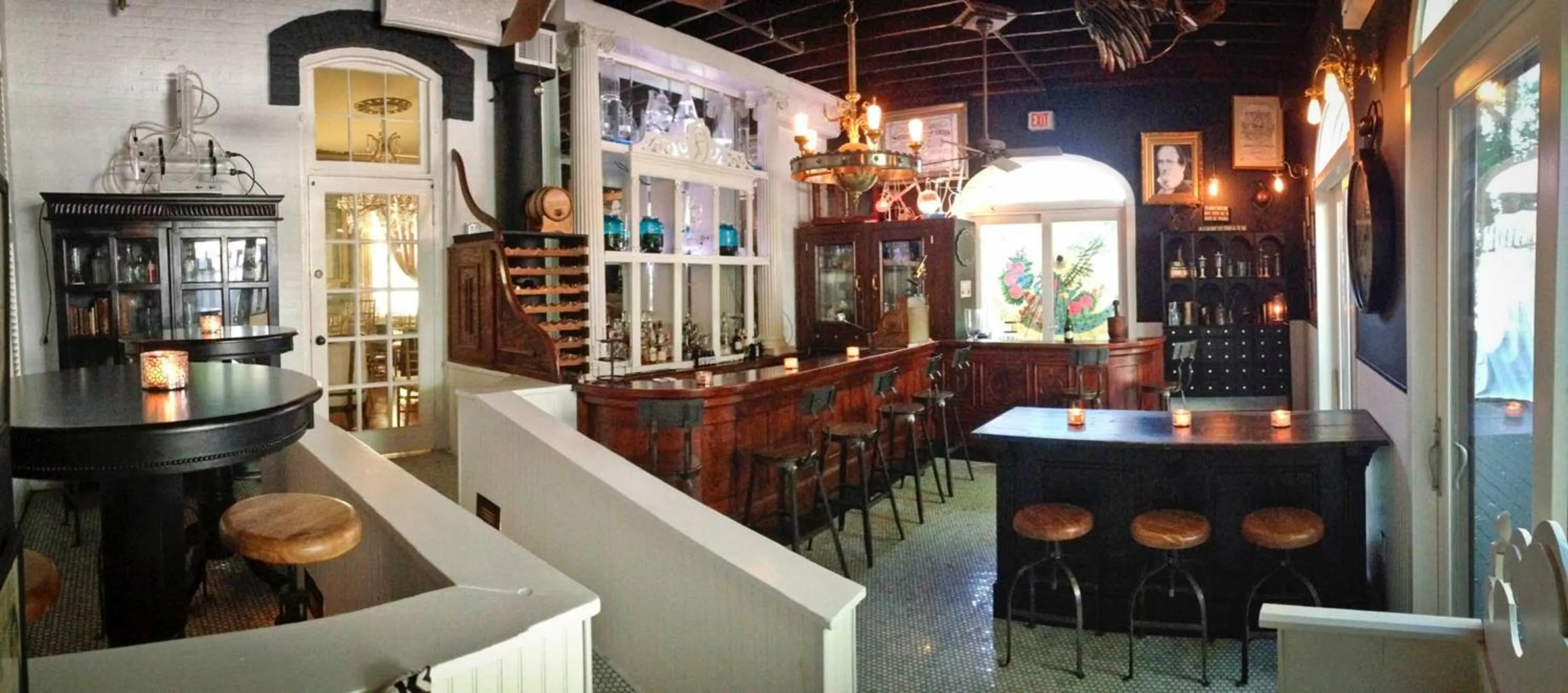 Restaurant/places to eat in Maxwell Mansion Hotel