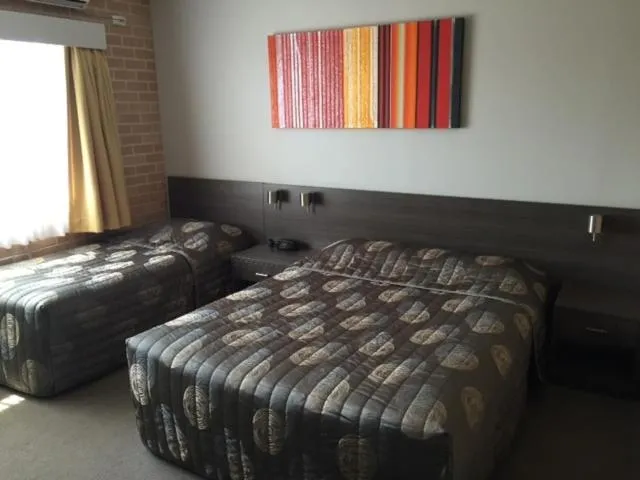 Photo of the whole room, Bed in Alexander The Great Motel