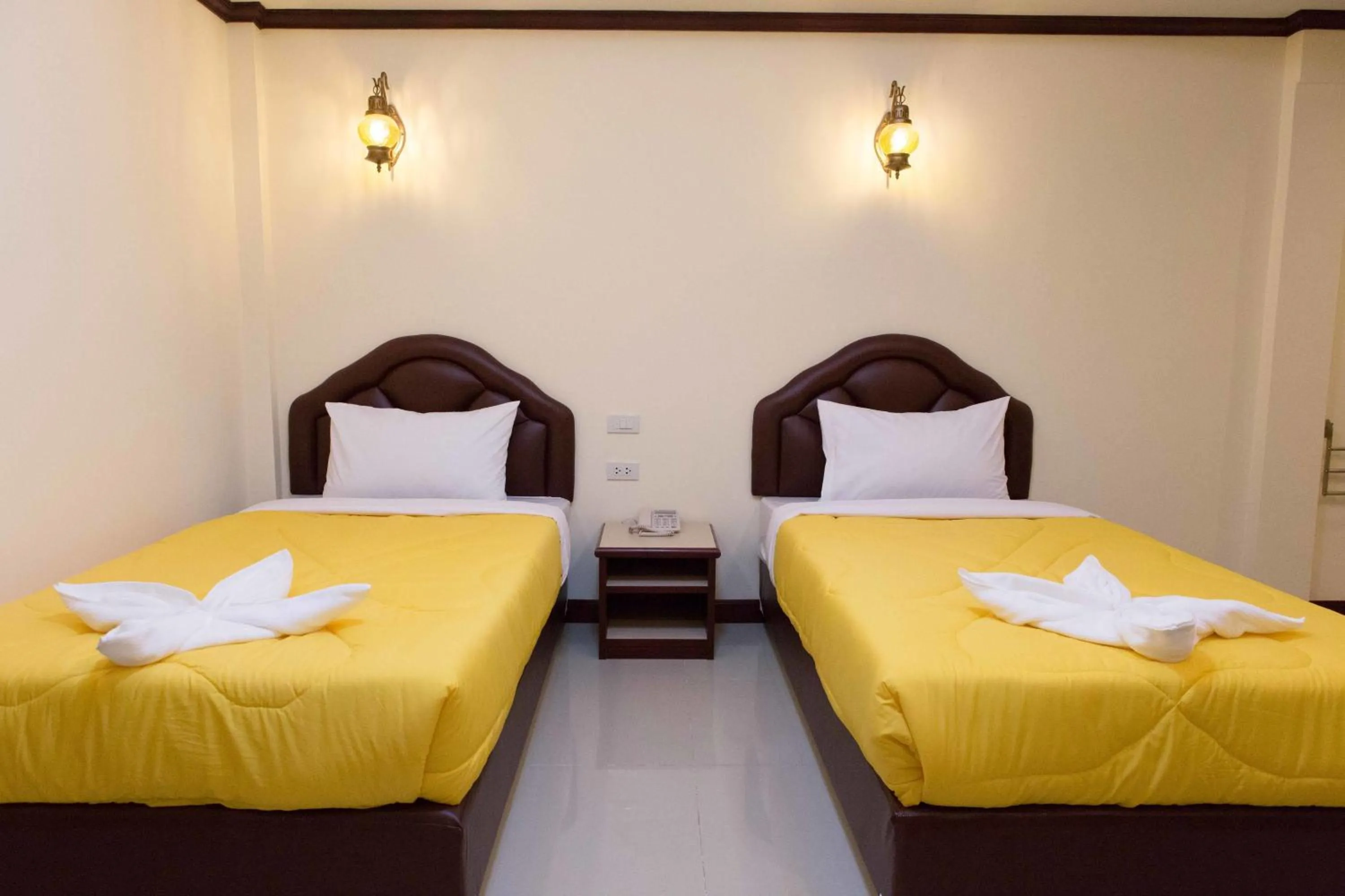 Photo of the whole room, Bed in Honey House 3