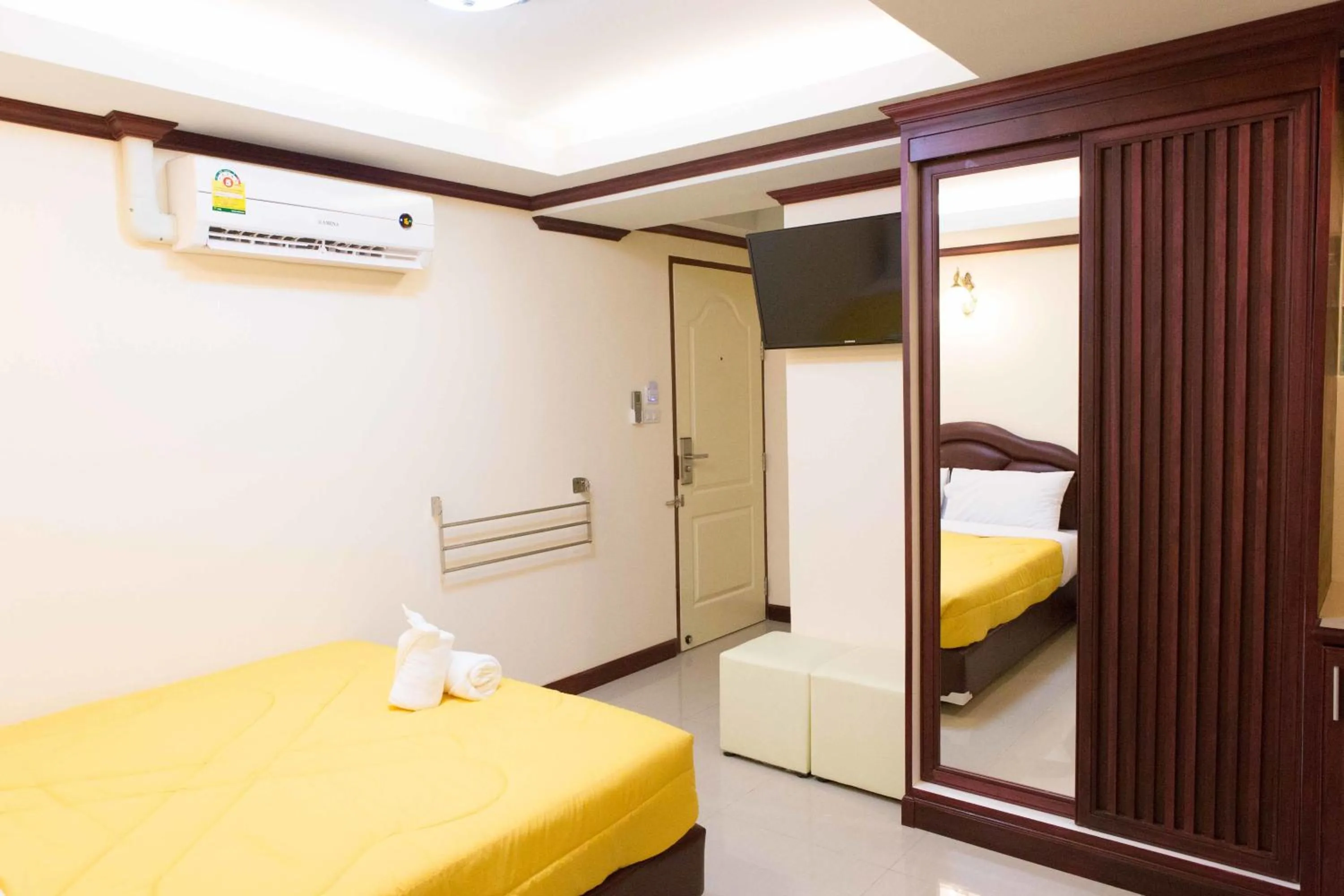 Photo of the whole room, Bed in Honey House 3