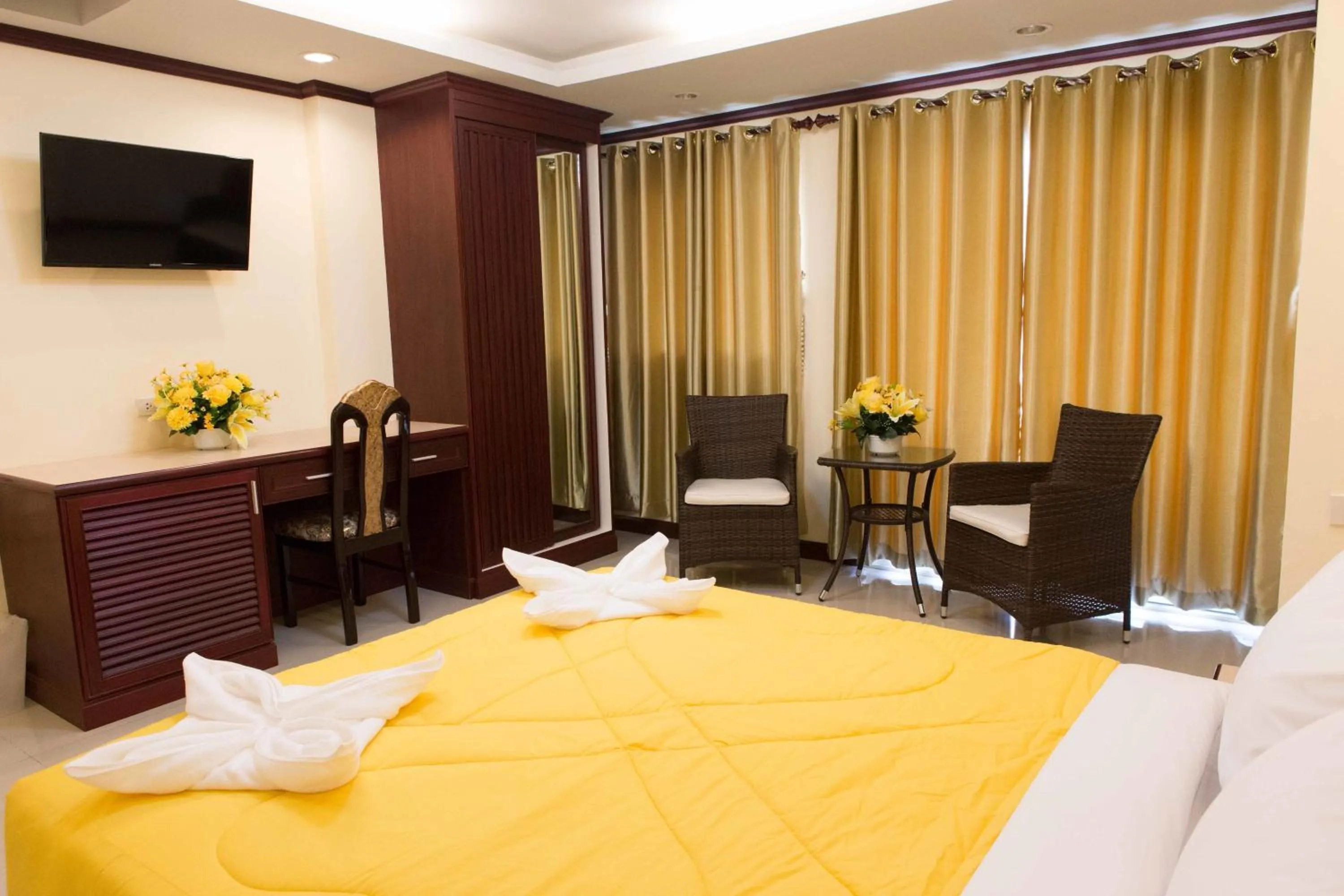 Photo of the whole room, Bed in Honey House 3