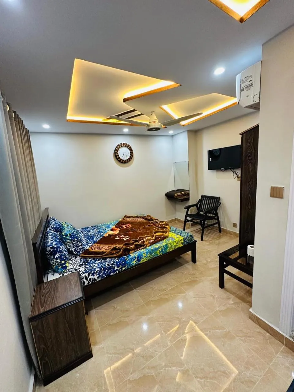 Bed in Moven Inn Hotel Islamabad