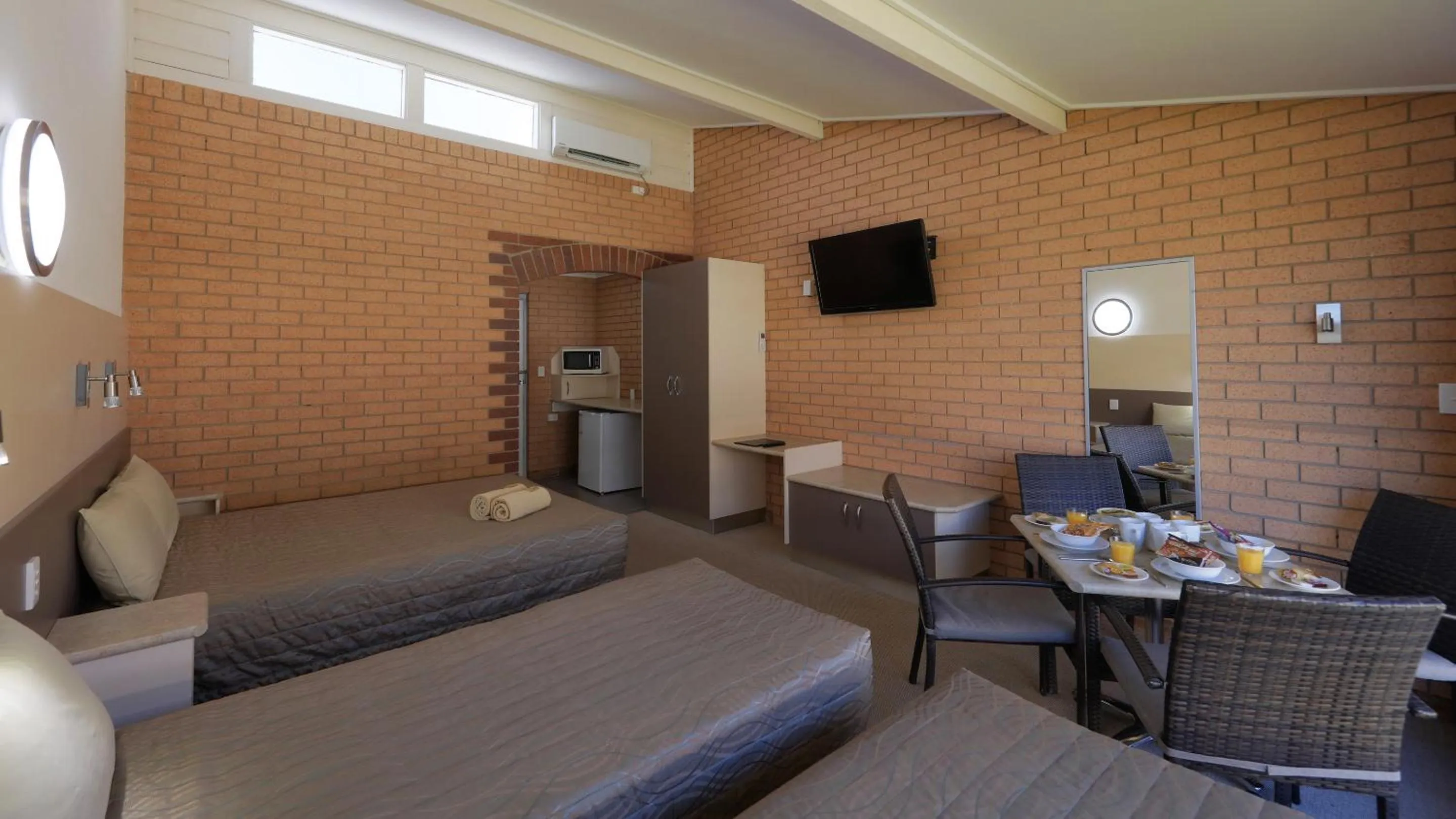 Bed in Tenterfield Motor Inn