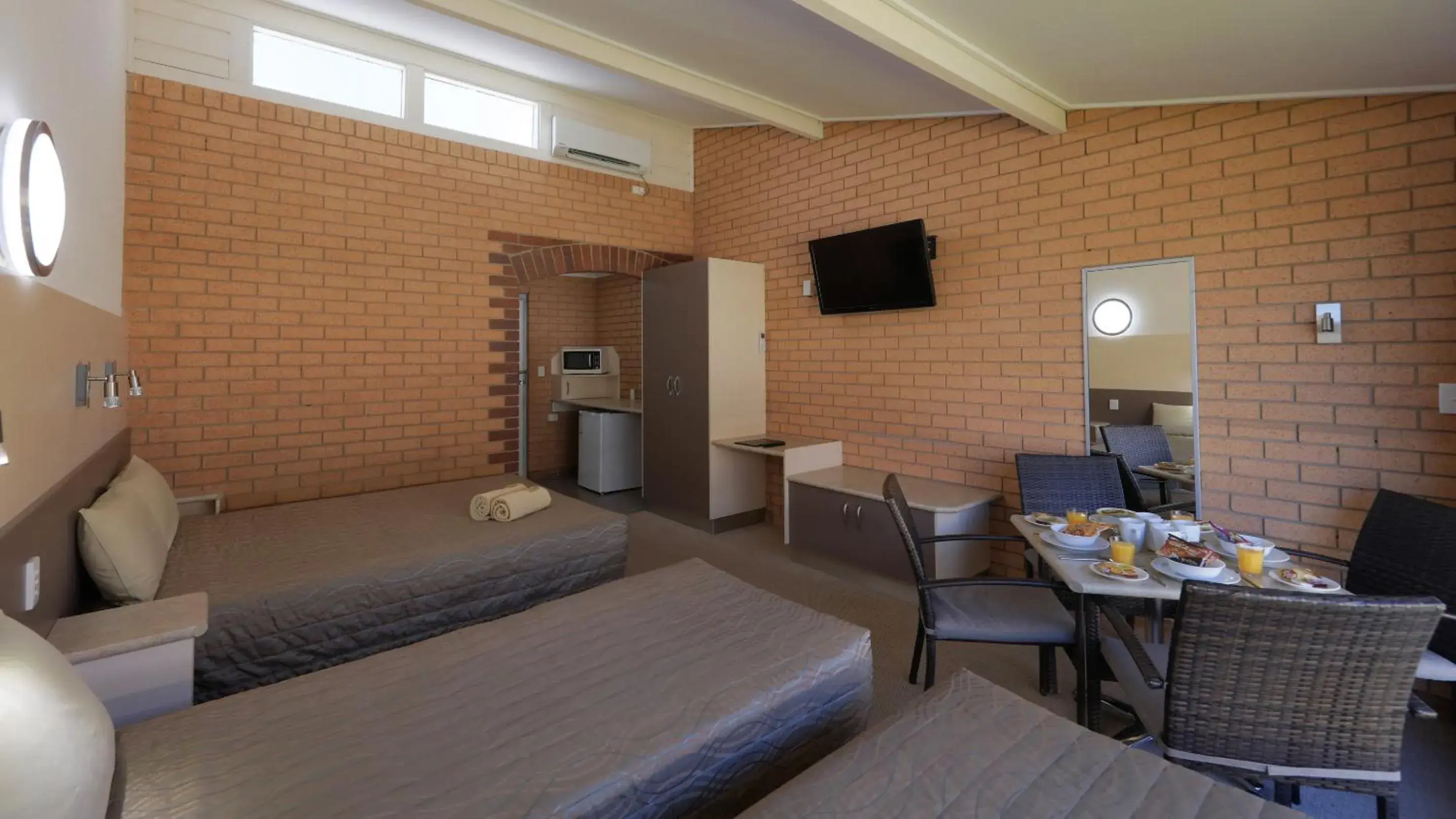 Standard Quadruple Room in Tenterfield Motor Inn Standard Quadruple Room in Tenterfield Motor Inn