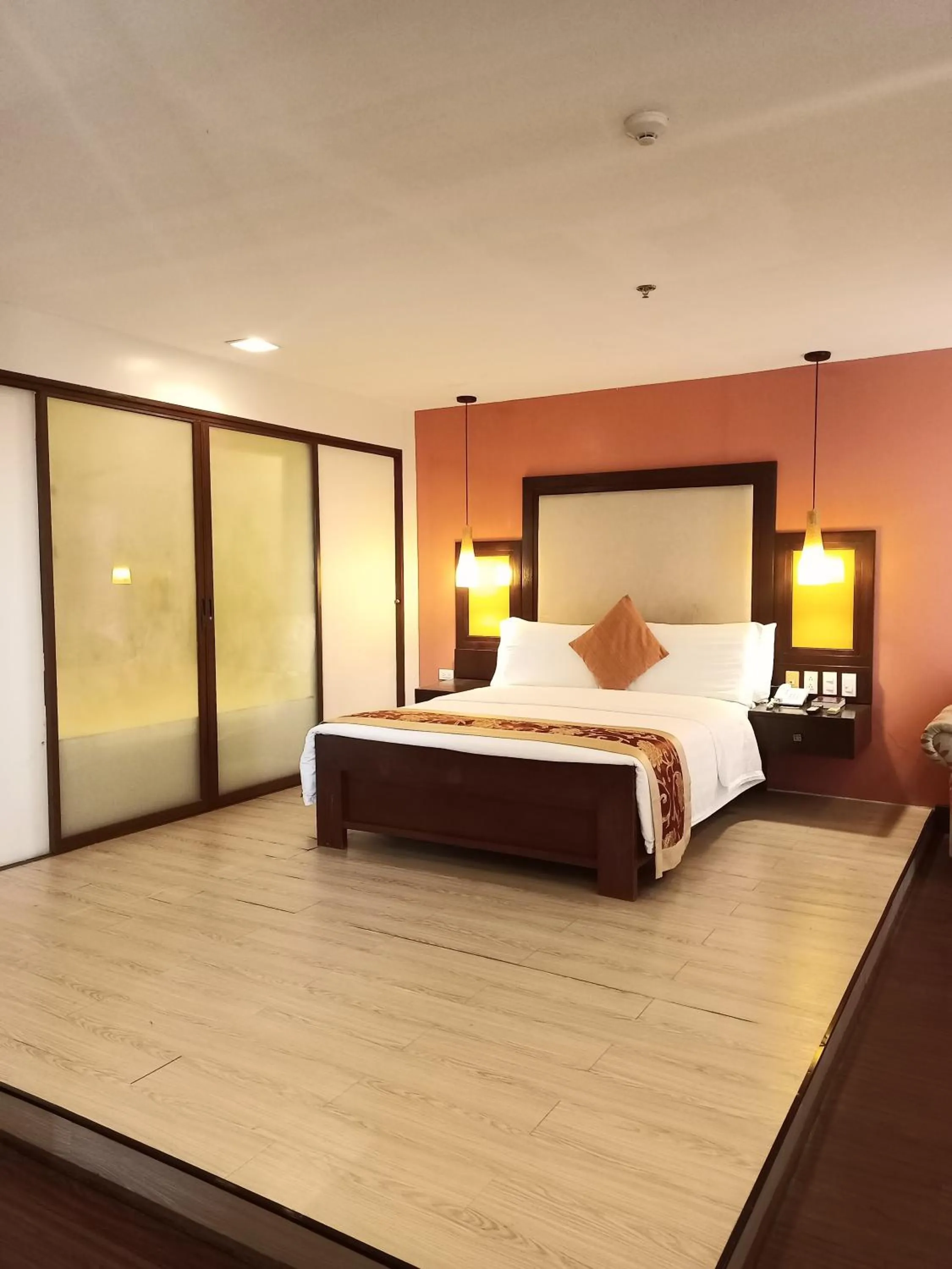 Bed in Coron Gateway Hotel & Suites